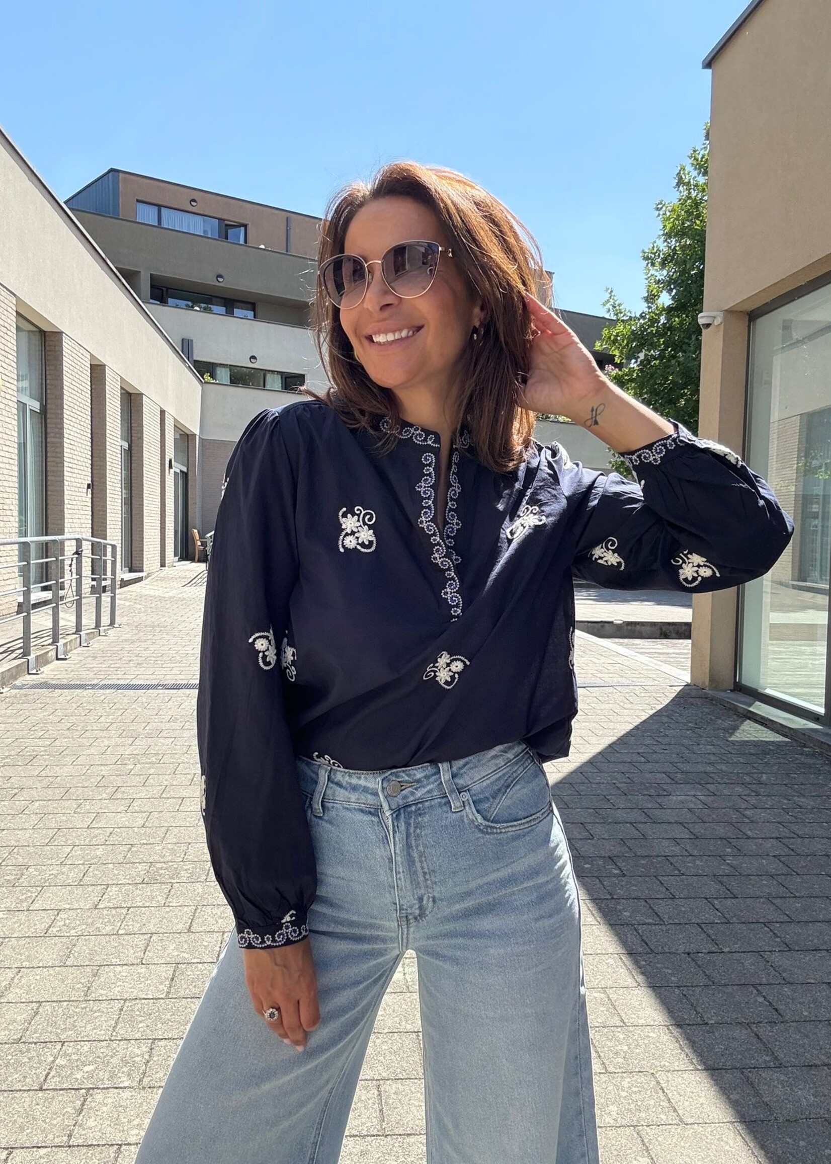 Marineblauwe geborduurde blouse – Elegantie in katoen