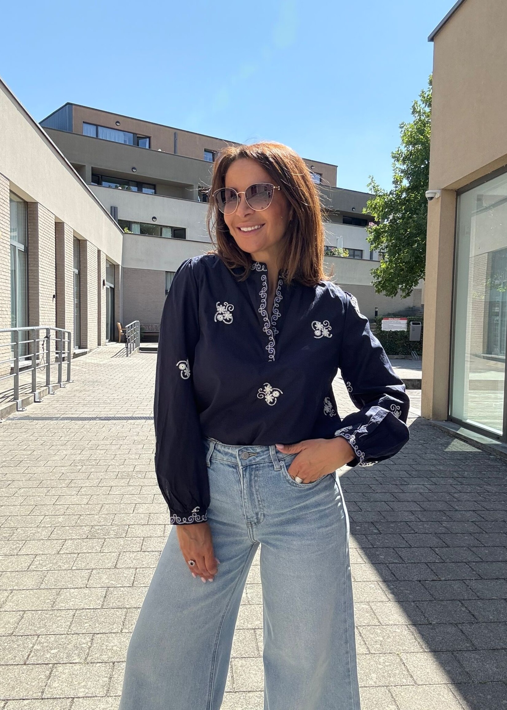 Marineblauwe geborduurde blouse – Elegantie in katoen