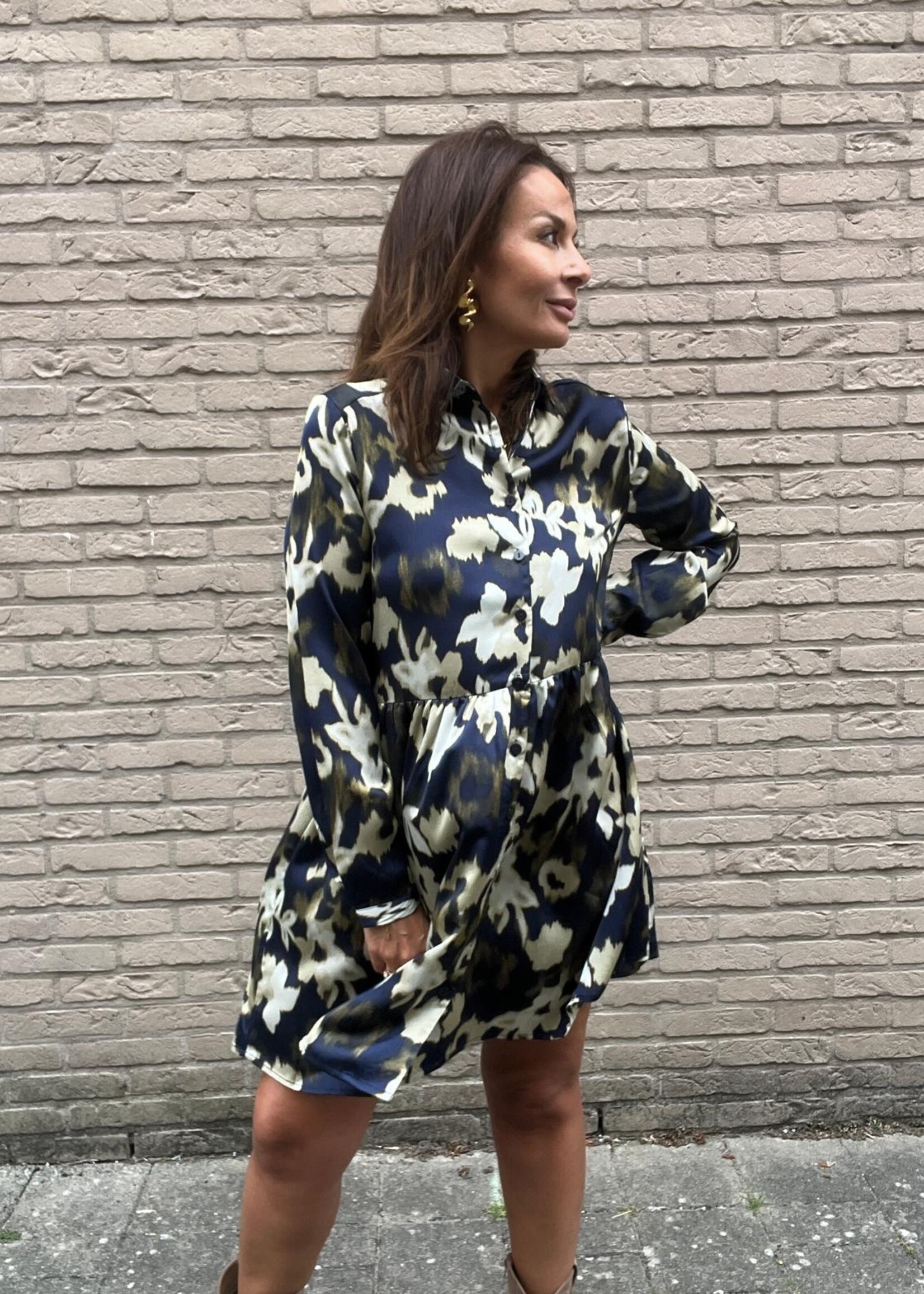 Marineblauwe jurk met bloemenprint – Elegantie en frisheid
