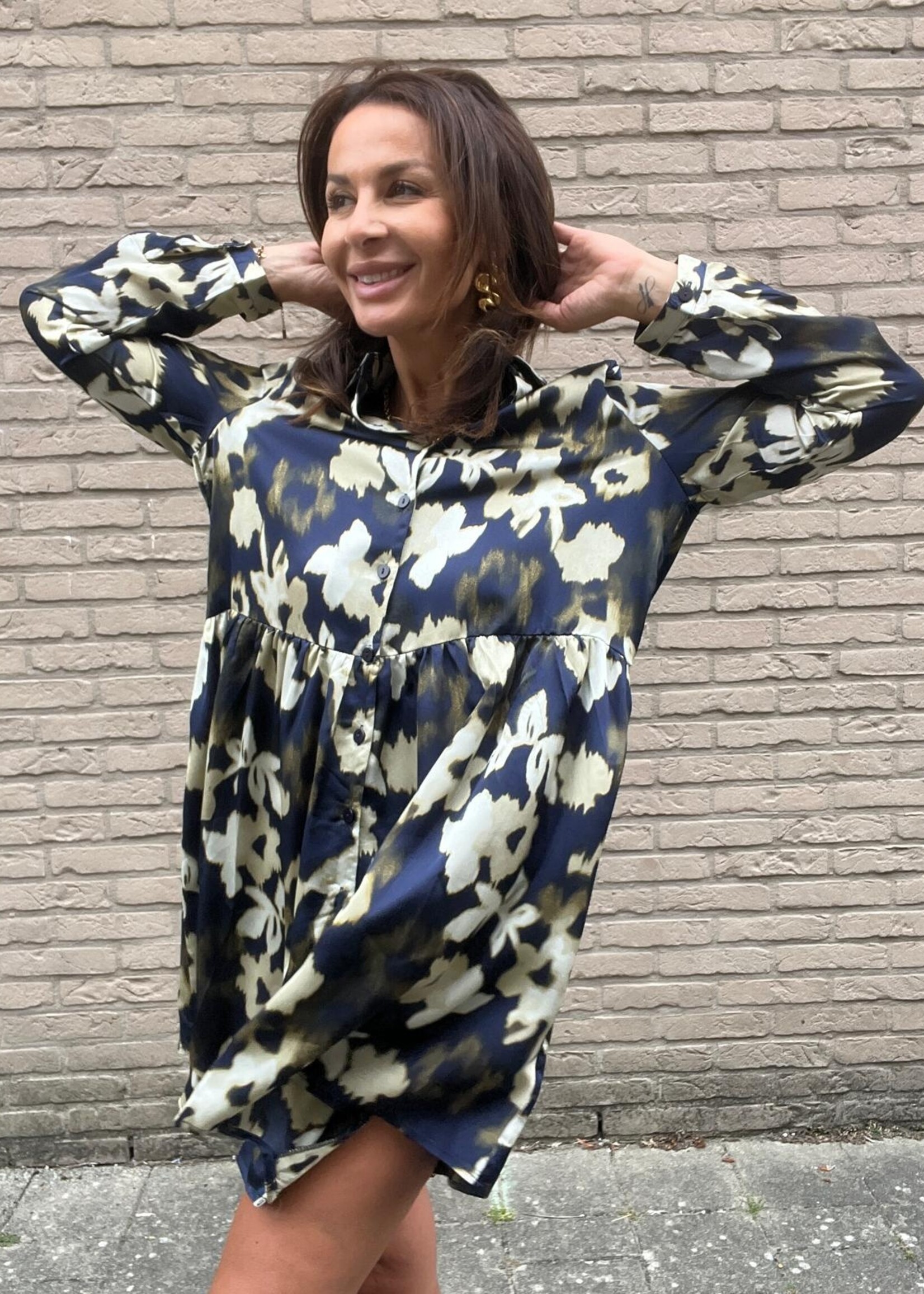 Marineblauwe jurk met bloemenprint – Elegantie en frisheid