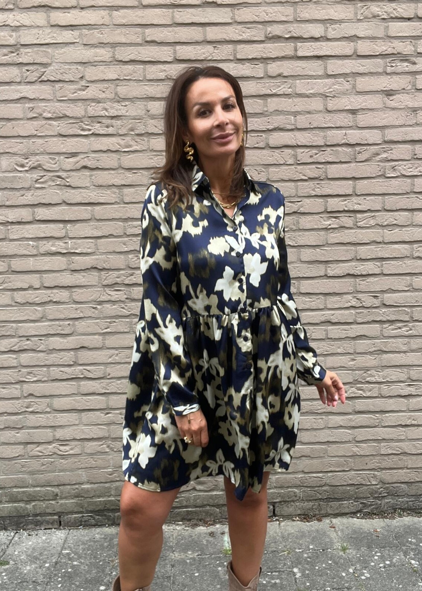 Marineblauwe jurk met bloemenprint – Elegantie en frisheid