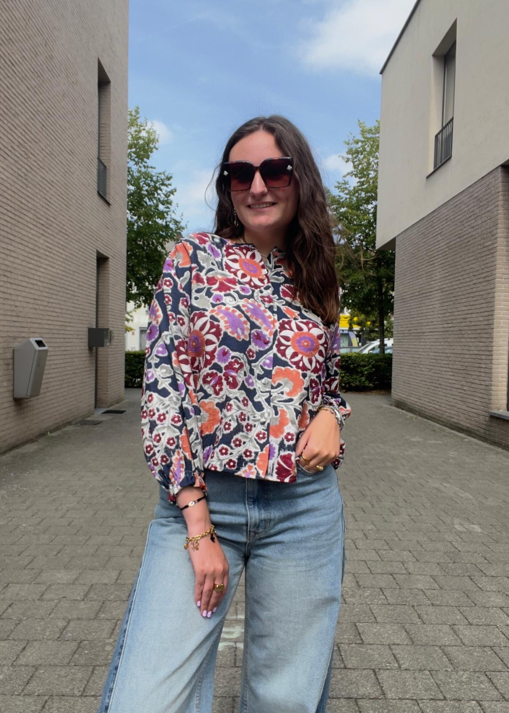 Bloemenprint blouse – Frisheid en elegantie voor elke dag