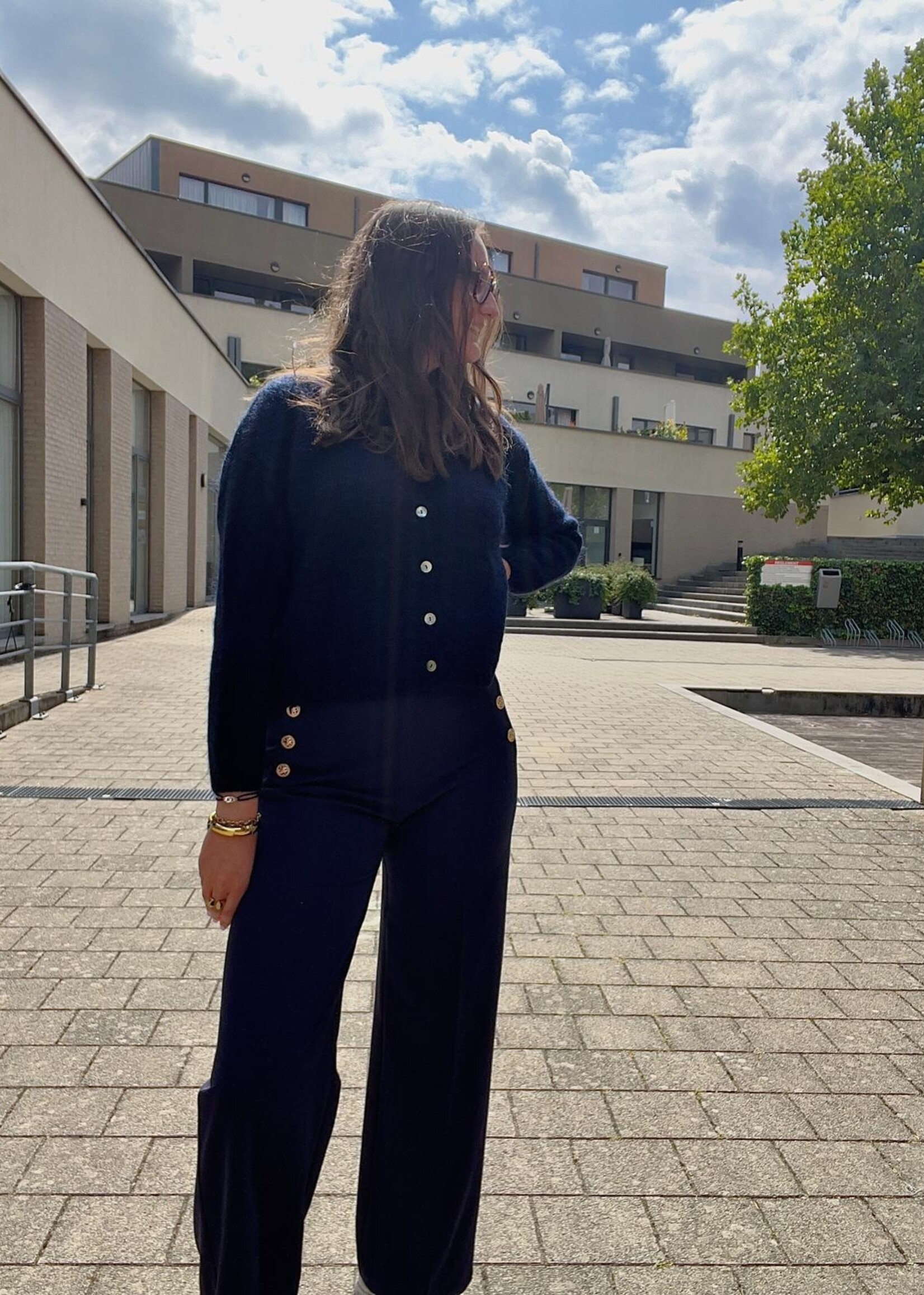 Pantalon chic avec boutons dorés – Bleu & Noir, élégance assurée