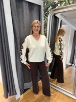 ECRU V-HALS TRUI MET BRUINE BLOEMMOTIEVEN OP DE MOUWEN