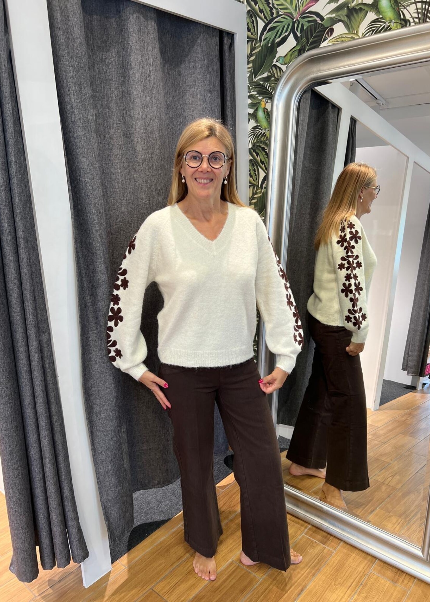 Pull col V écru avec motifs floraux marron sur les manches