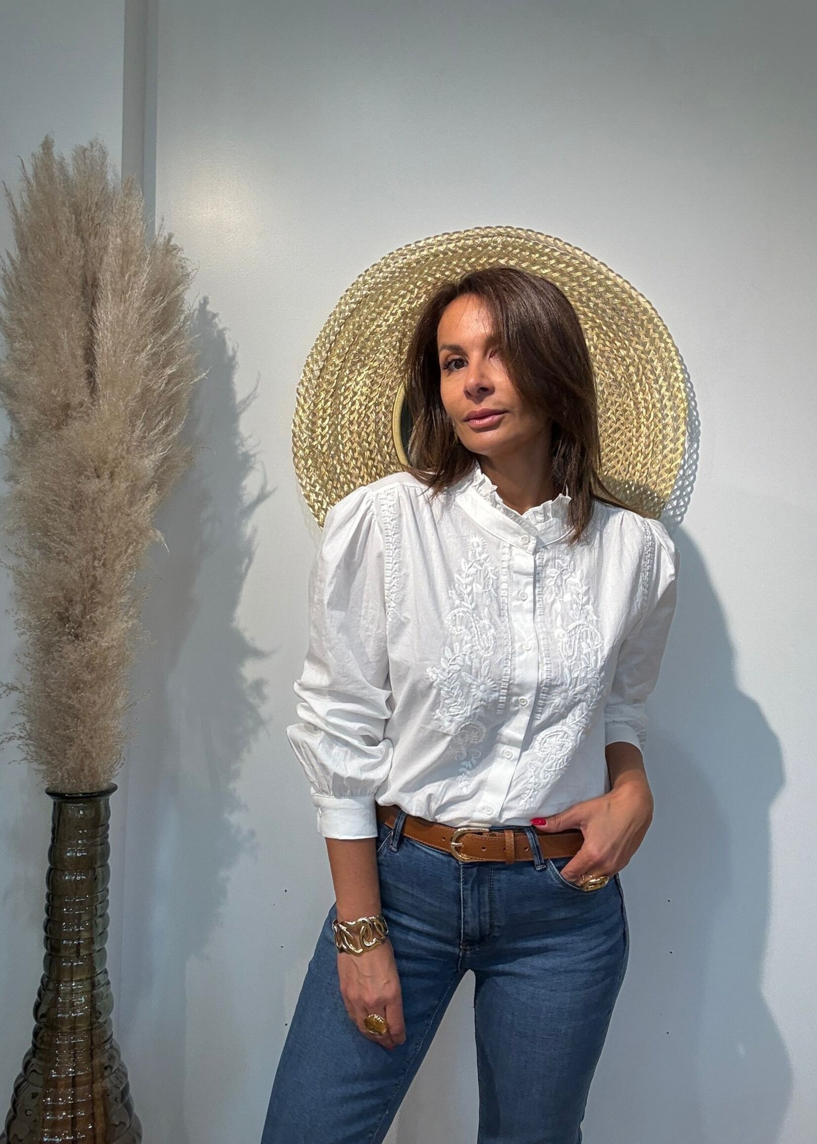 Blouse Blanche avec Broderie – Élégance Subtile