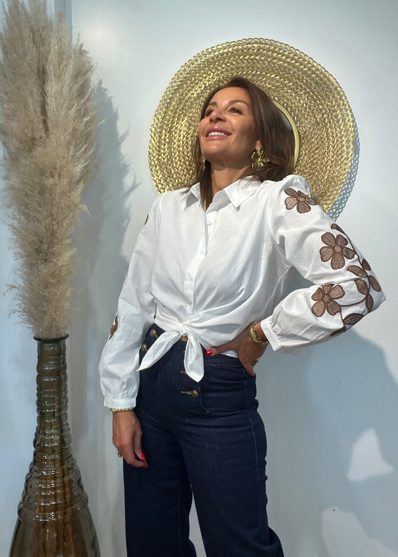 Chemise Blanche avec Broderie Fleur Marron sur les Manches