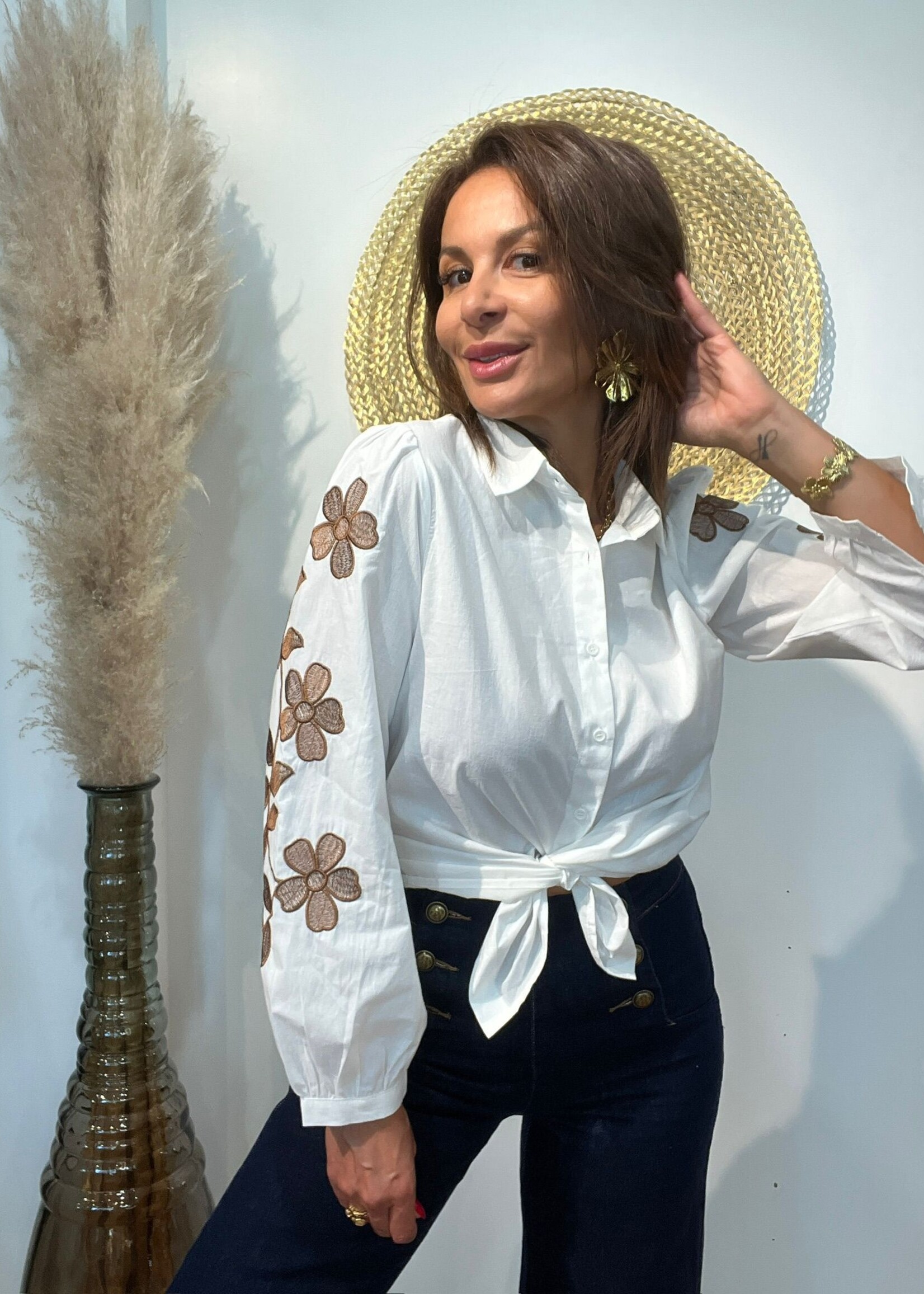 Chemise Blanche avec Broderie Fleur Marron sur les Manches