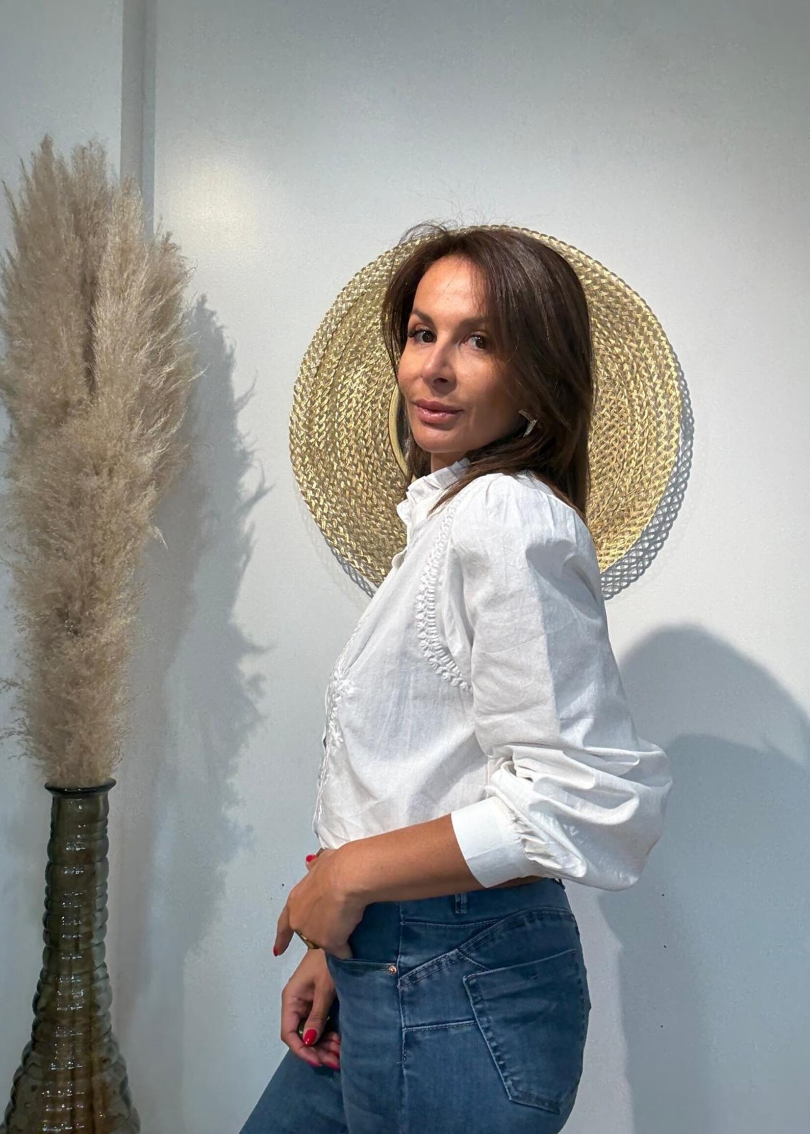 Blouse Blanche avec Broderie – Élégance Subtile