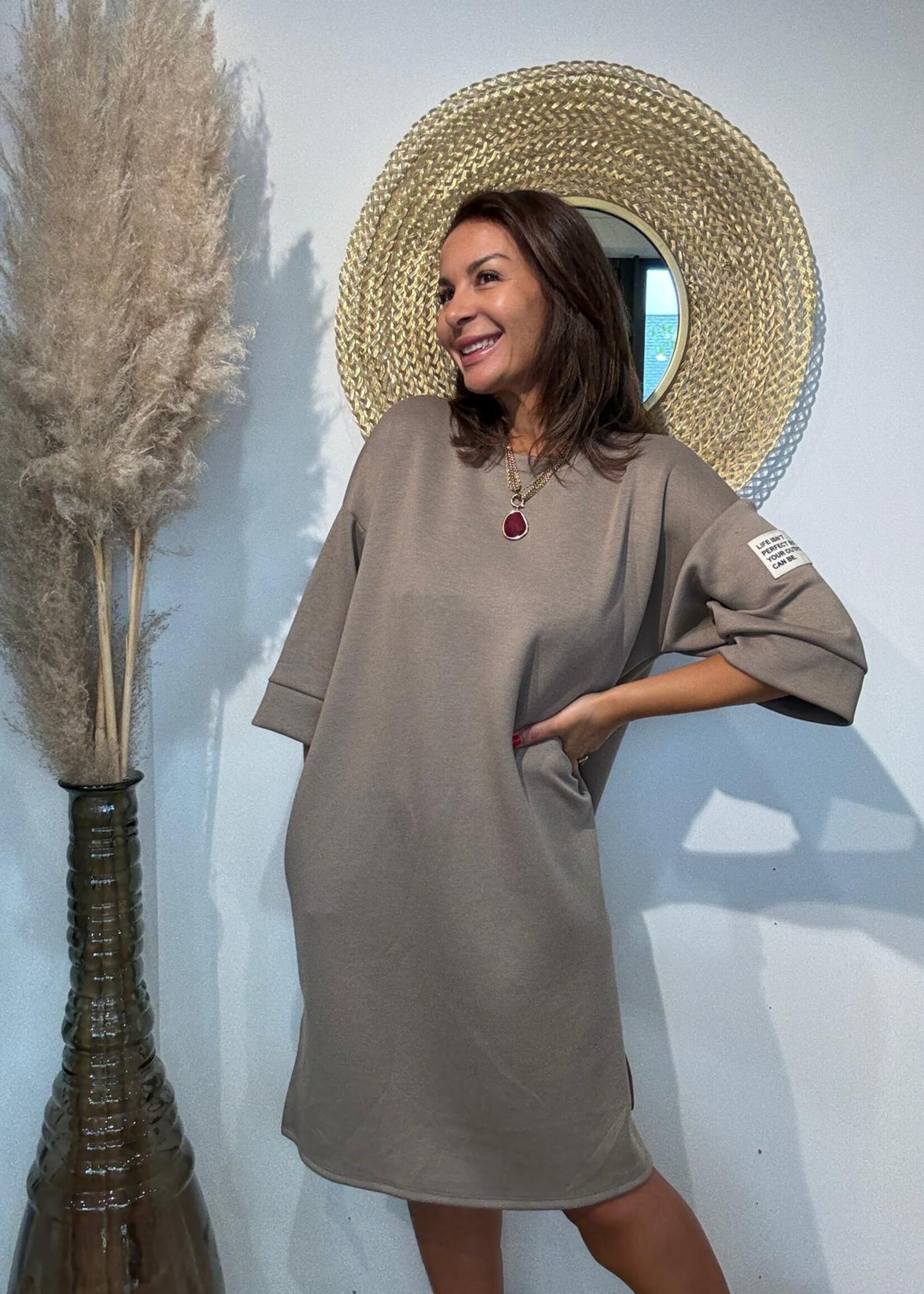 NEW COLLECTION Robe Midi à Manches Courtes – Détail Écusson