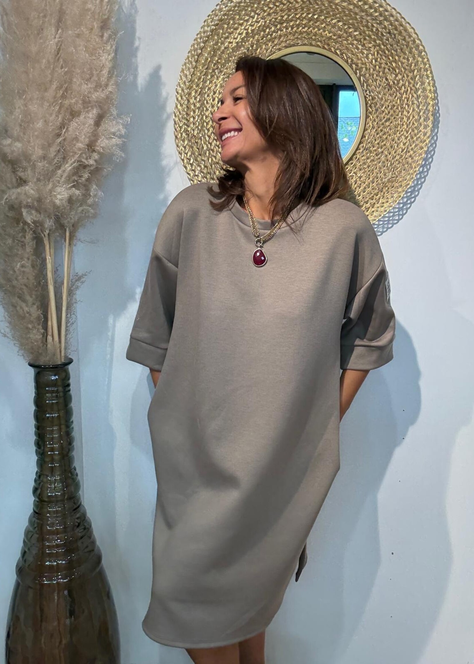 NEW COLLECTION Robe Midi à Manches Courtes – Détail Écusson