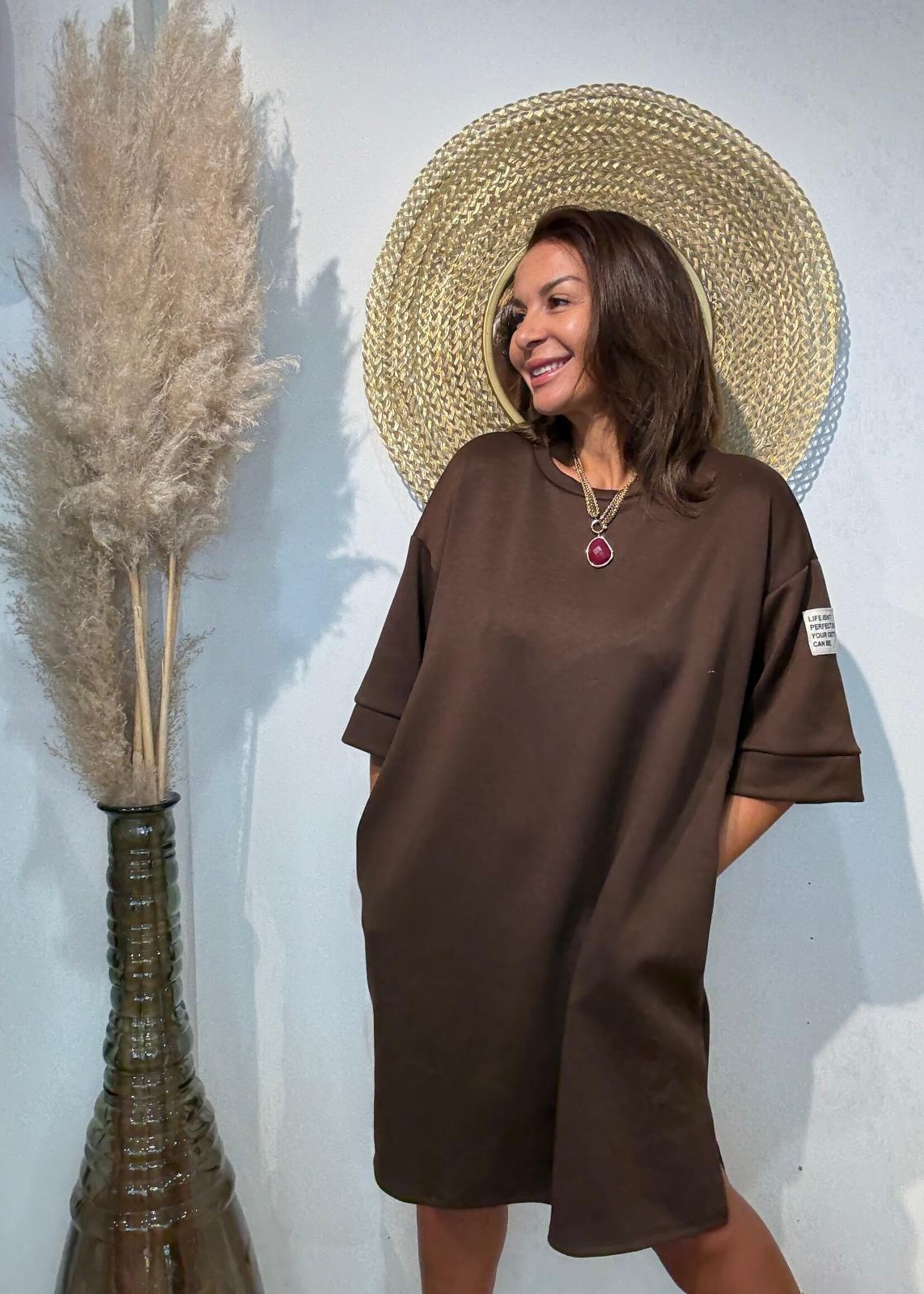 NEW COLLECTION Robe Midi à Manches Courtes – Détail Écusson