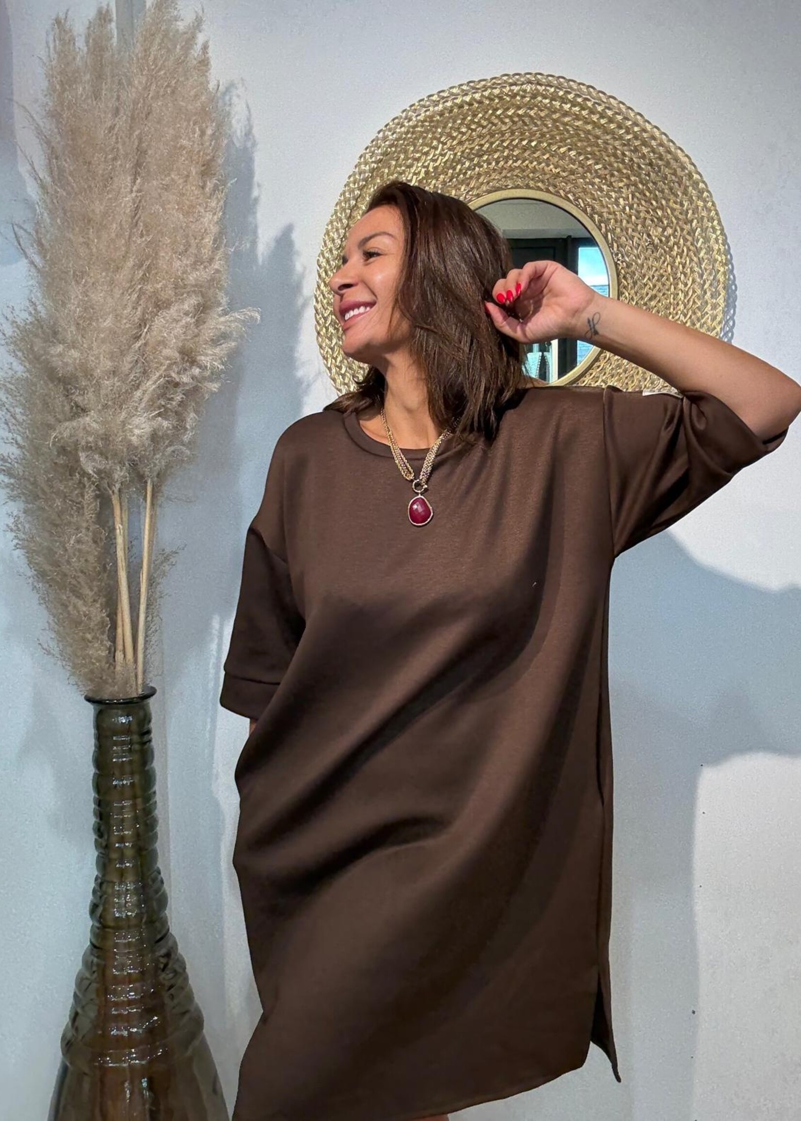 NEW COLLECTION Robe Midi à Manches Courtes – Détail Écusson