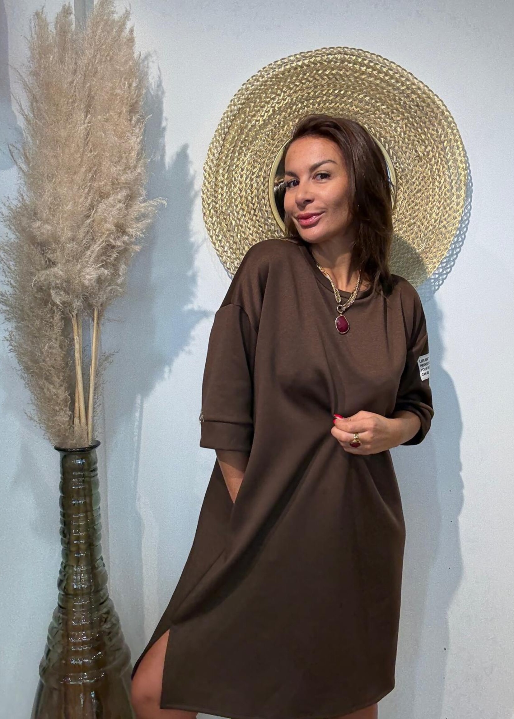 NEW COLLECTION Robe Midi à Manches Courtes – Détail Écusson