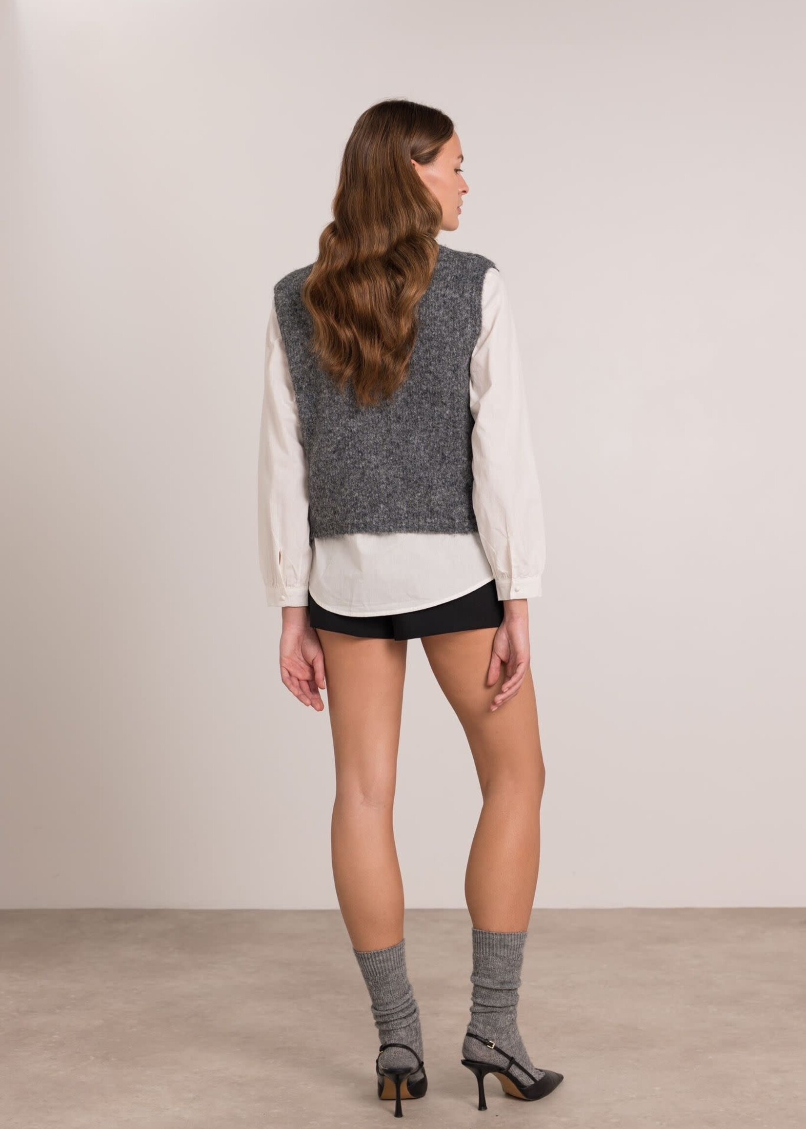 Gilet gris sans manches, orné de boutons dorés. Élégant et facile à associer, en taille unique.