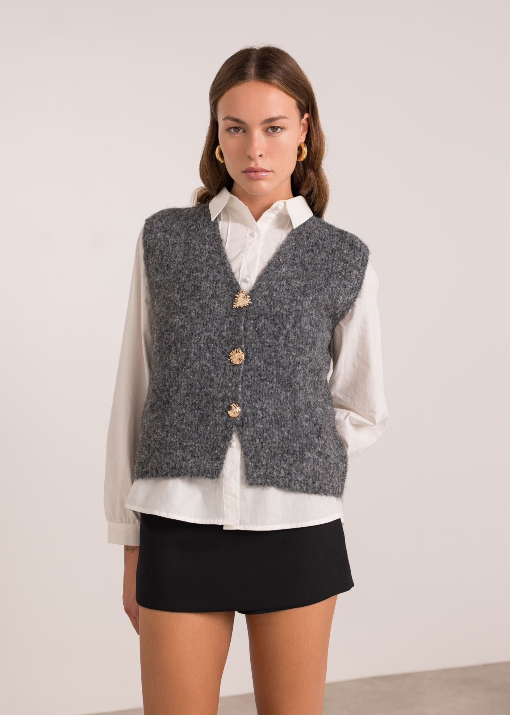 Gilet gris sans manches, orné de boutons dorés. Élégant et facile à associer, en taille unique.