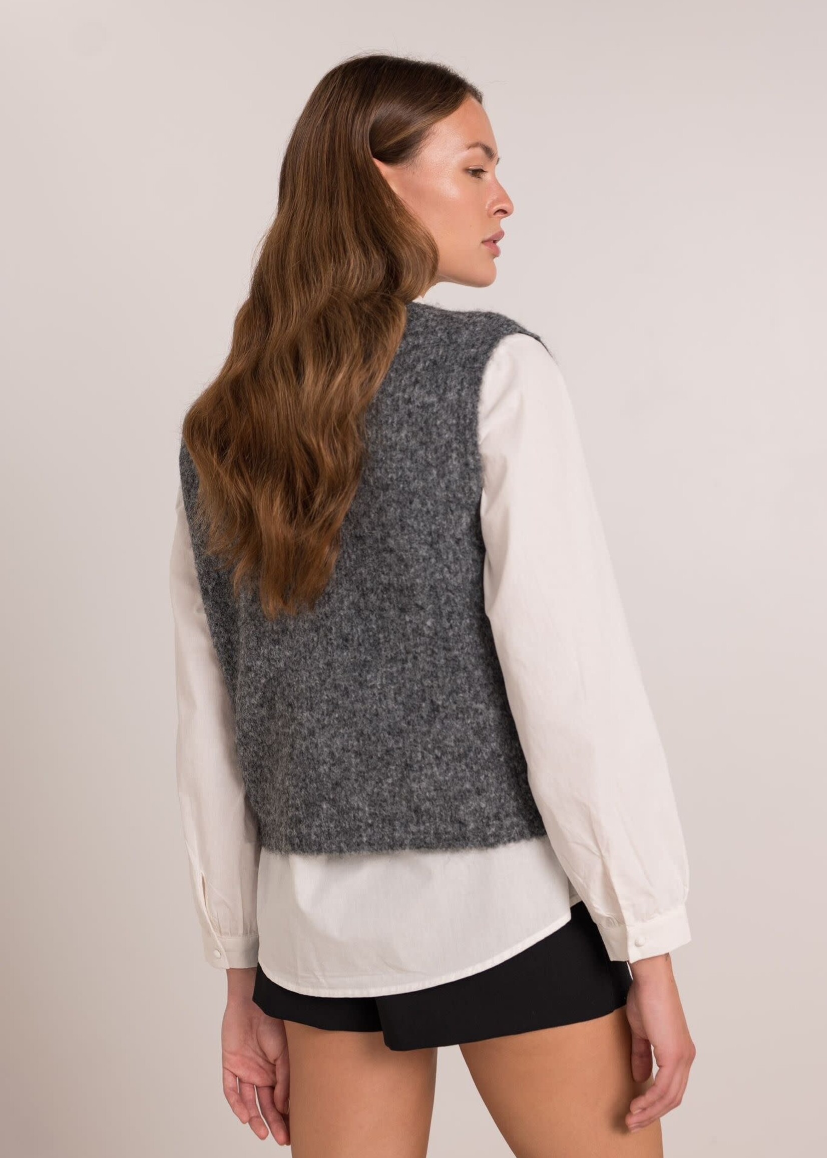 Gilet gris sans manches, orné de boutons dorés. Élégant et facile à associer, en taille unique.