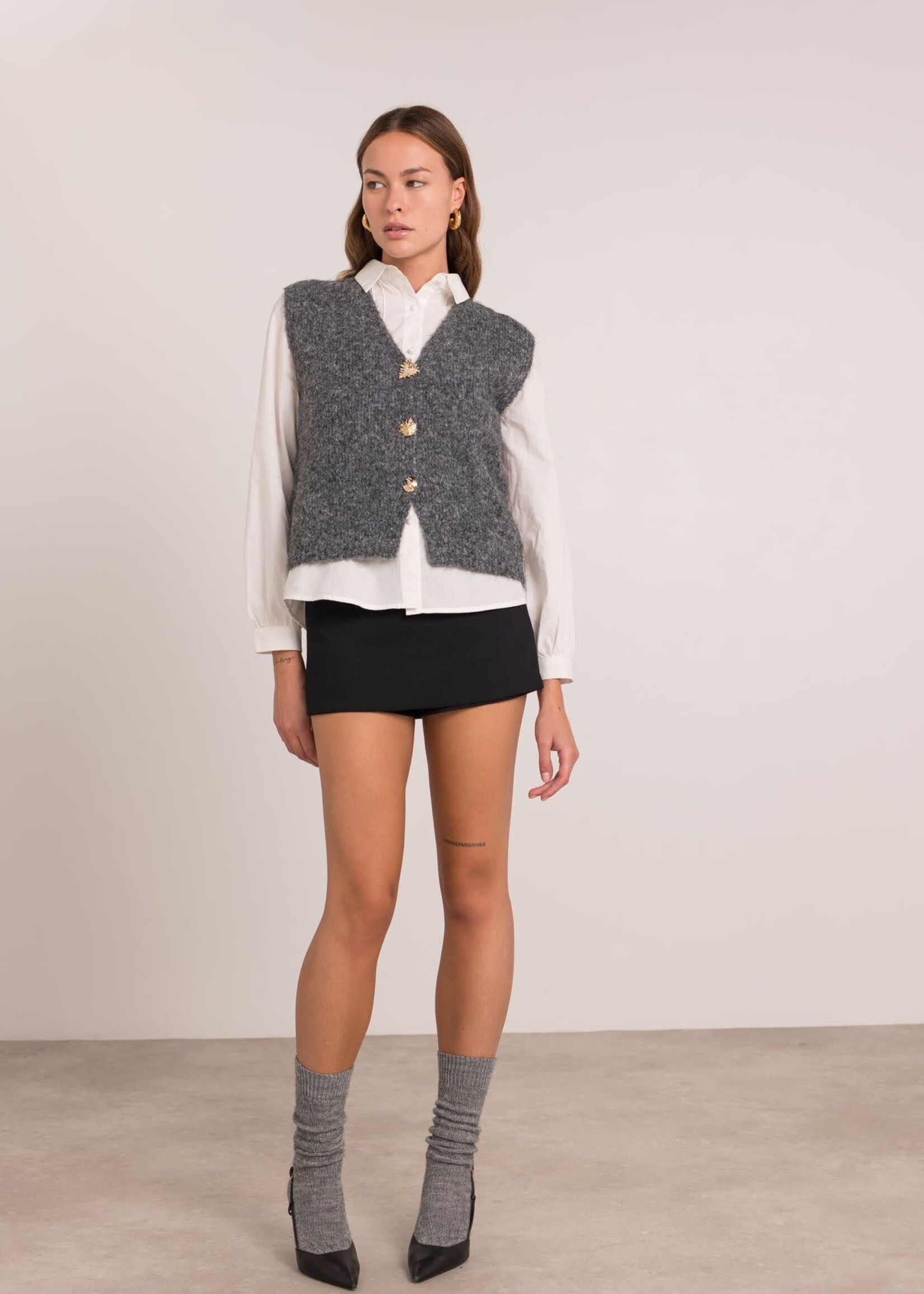 Mouwloos grijs vest met gouden knopen. Elegant en makkelijk te combineren, one size.