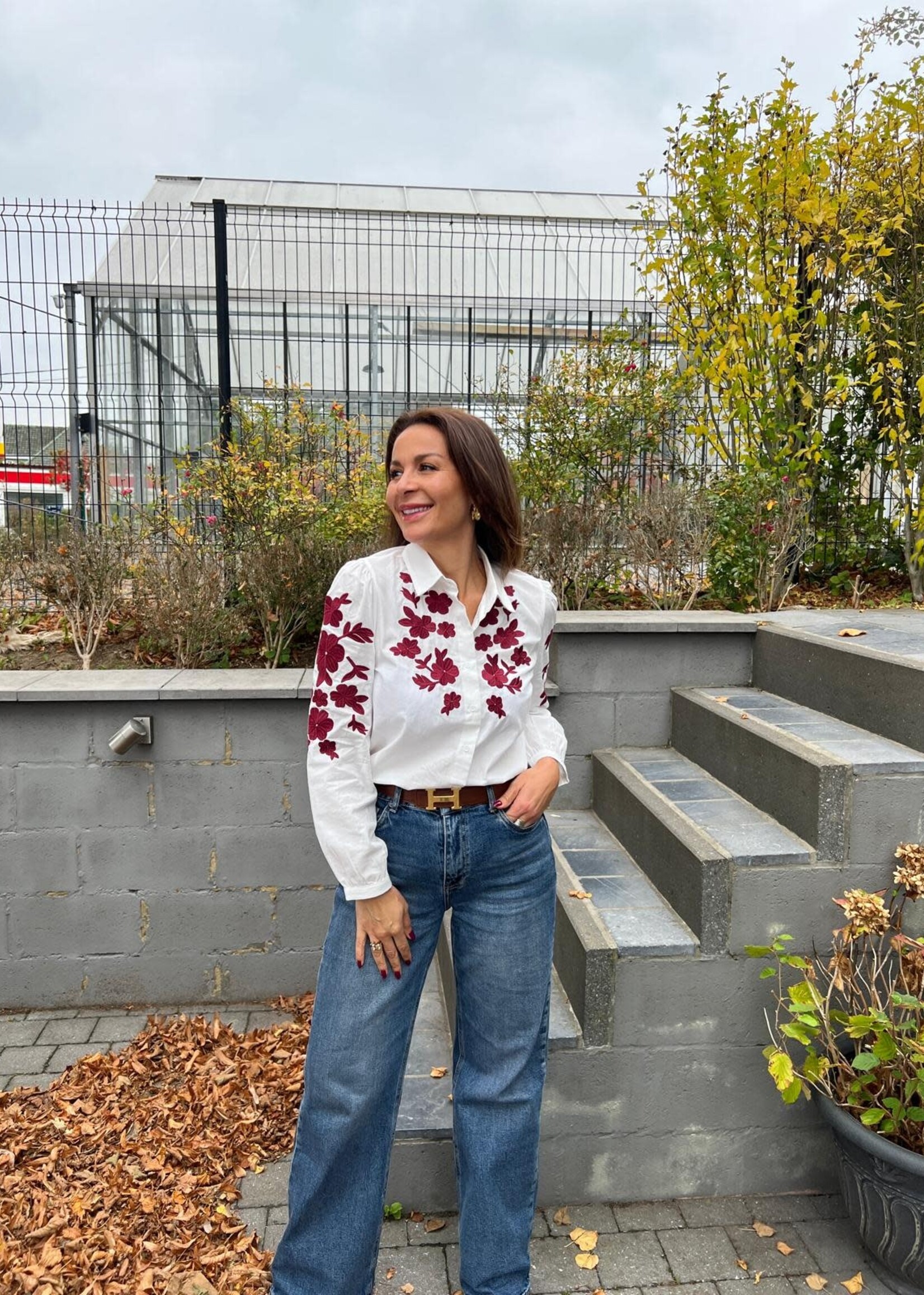 Witte Blouse met Geborduurde Bloemen – Bruin of Bordeaux