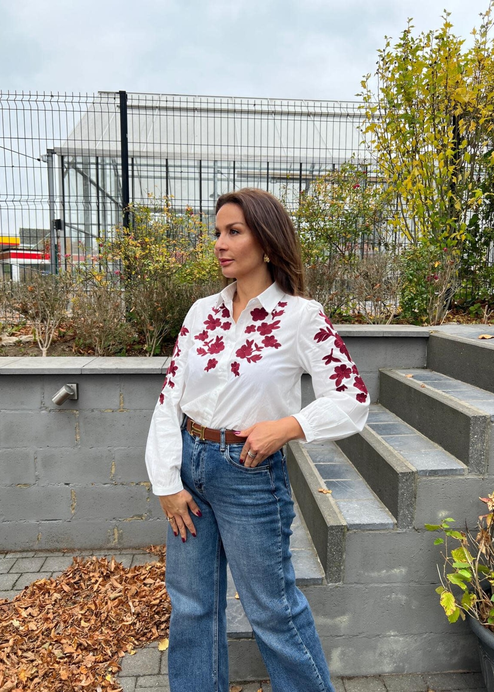 Witte Blouse met Geborduurde Bloemen – Bruin of Bordeaux