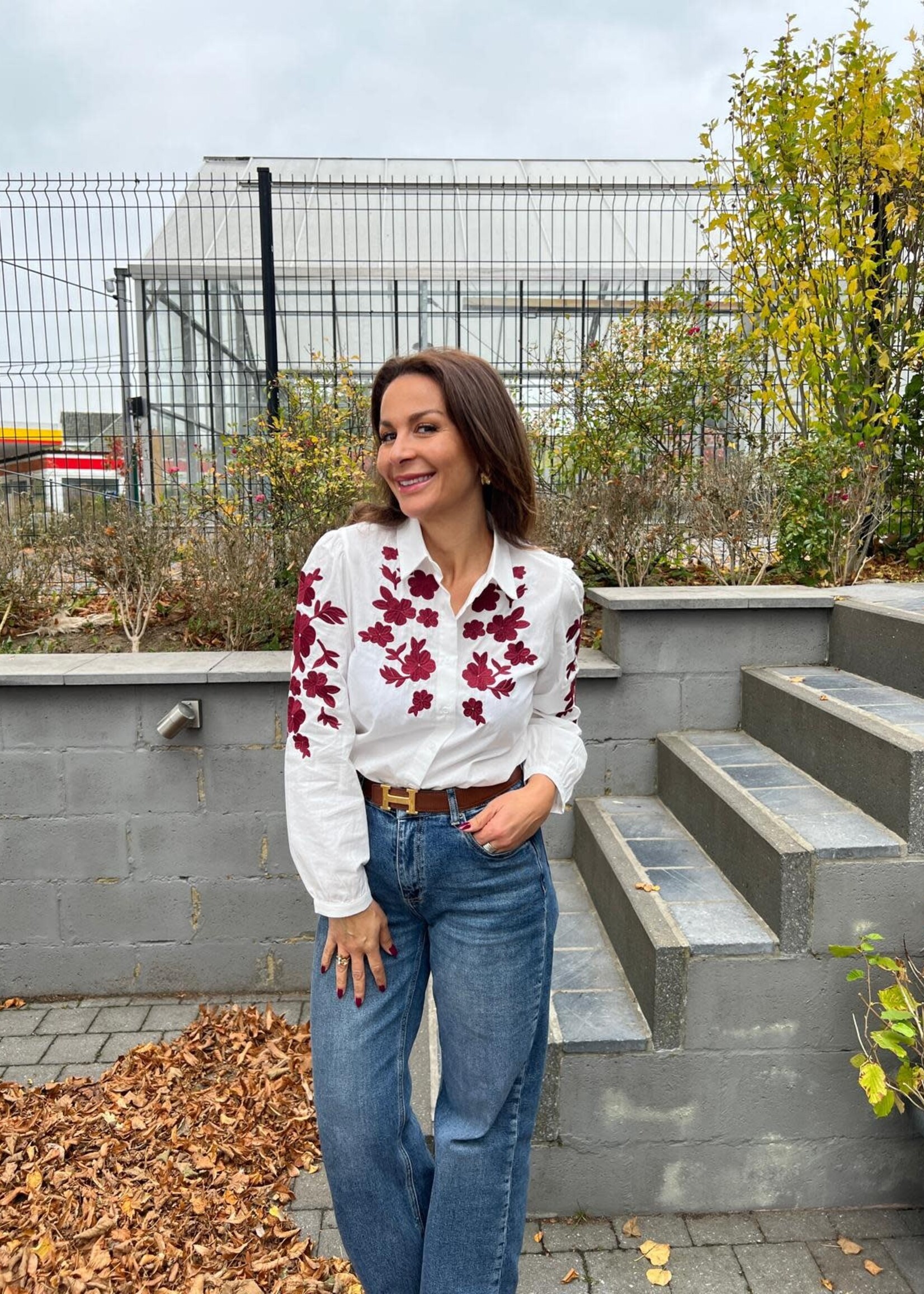 Witte Blouse met Geborduurde Bloemen – Bruin of Bordeaux