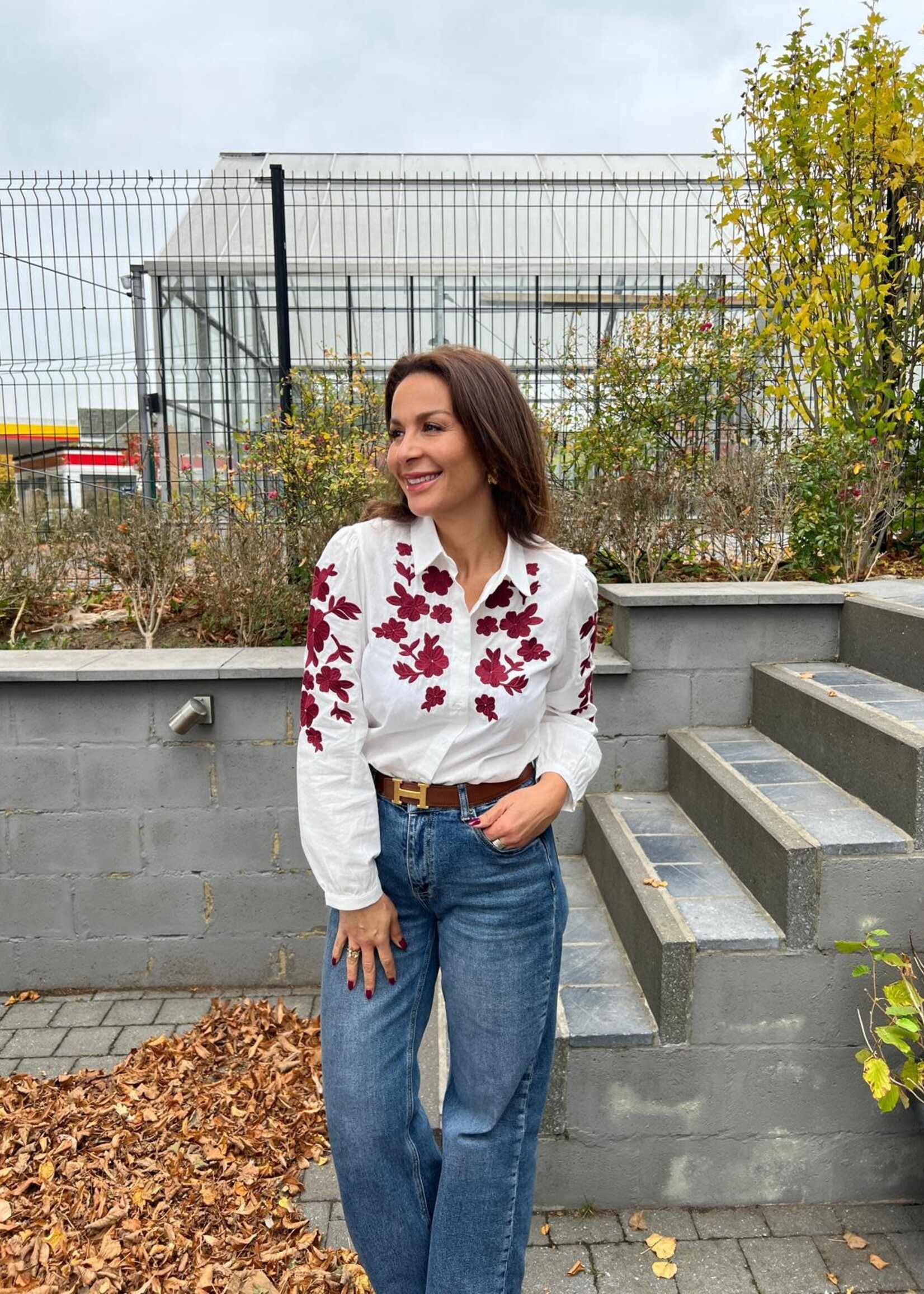 Witte Blouse met Geborduurde Bloemen – Bruin of Bordeaux
