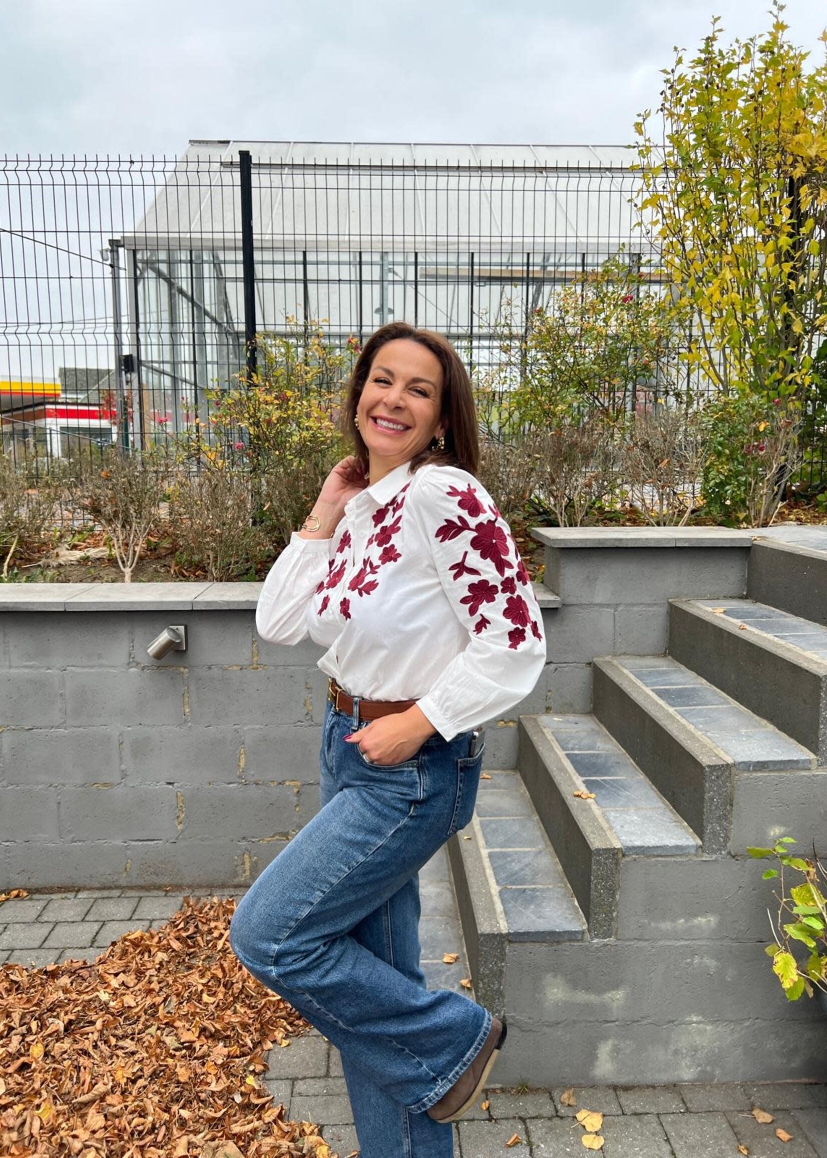 Witte Blouse met Geborduurde Bloemen – Bruin of Bordeaux