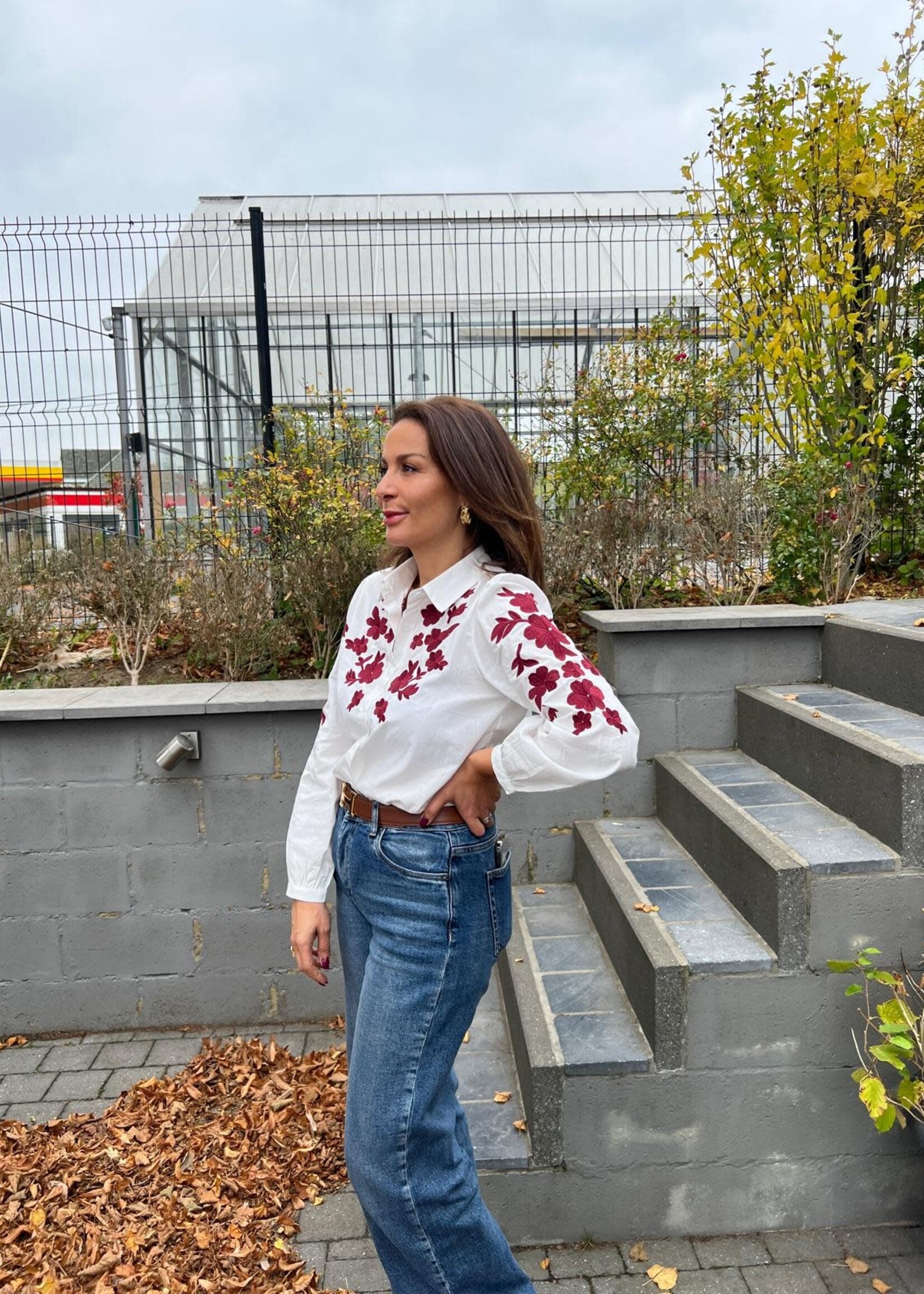 Witte Blouse met Geborduurde Bloemen – Bruin of Bordeaux