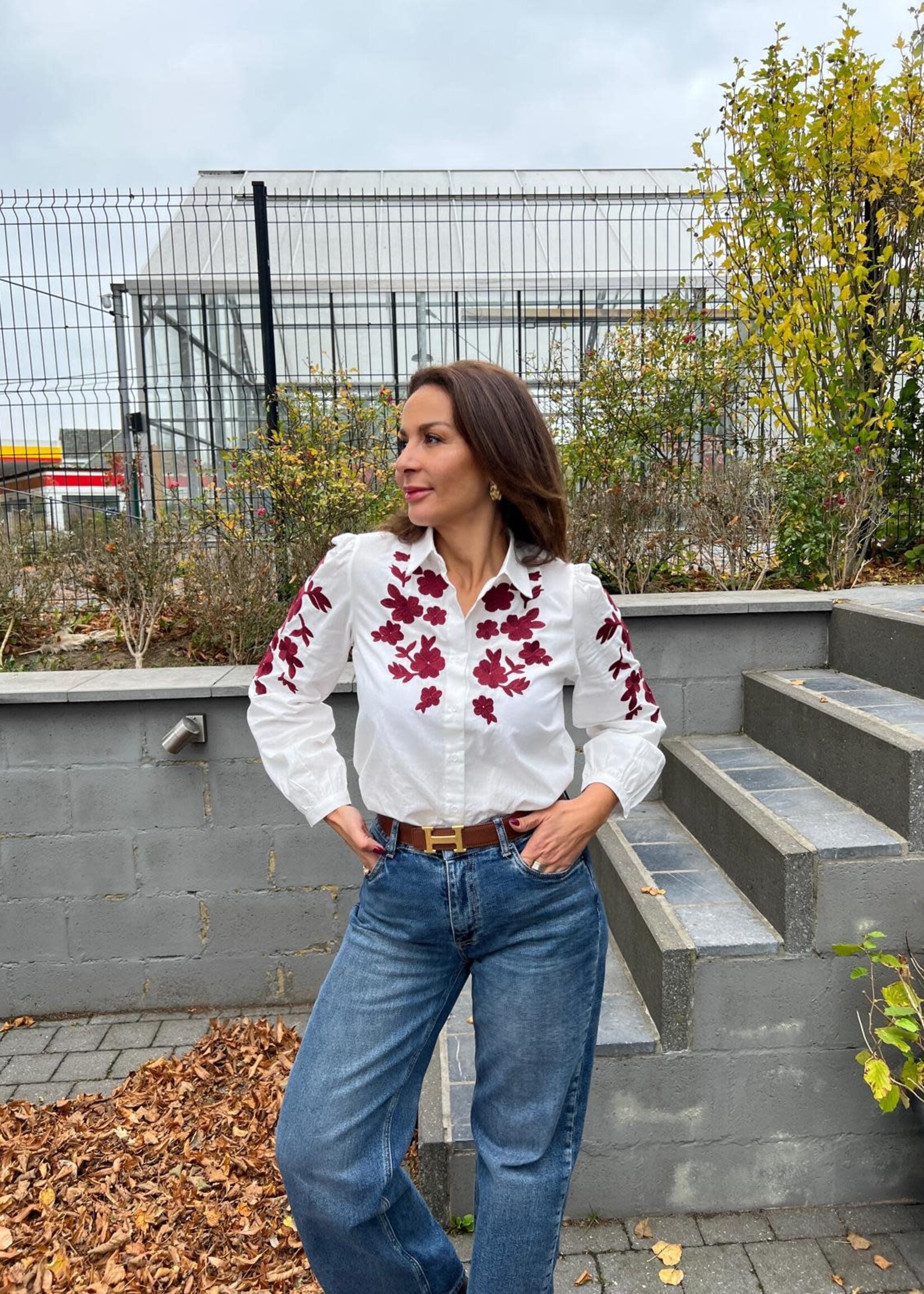 Witte Blouse met Geborduurde Bloemen – Bruin of Bordeaux
