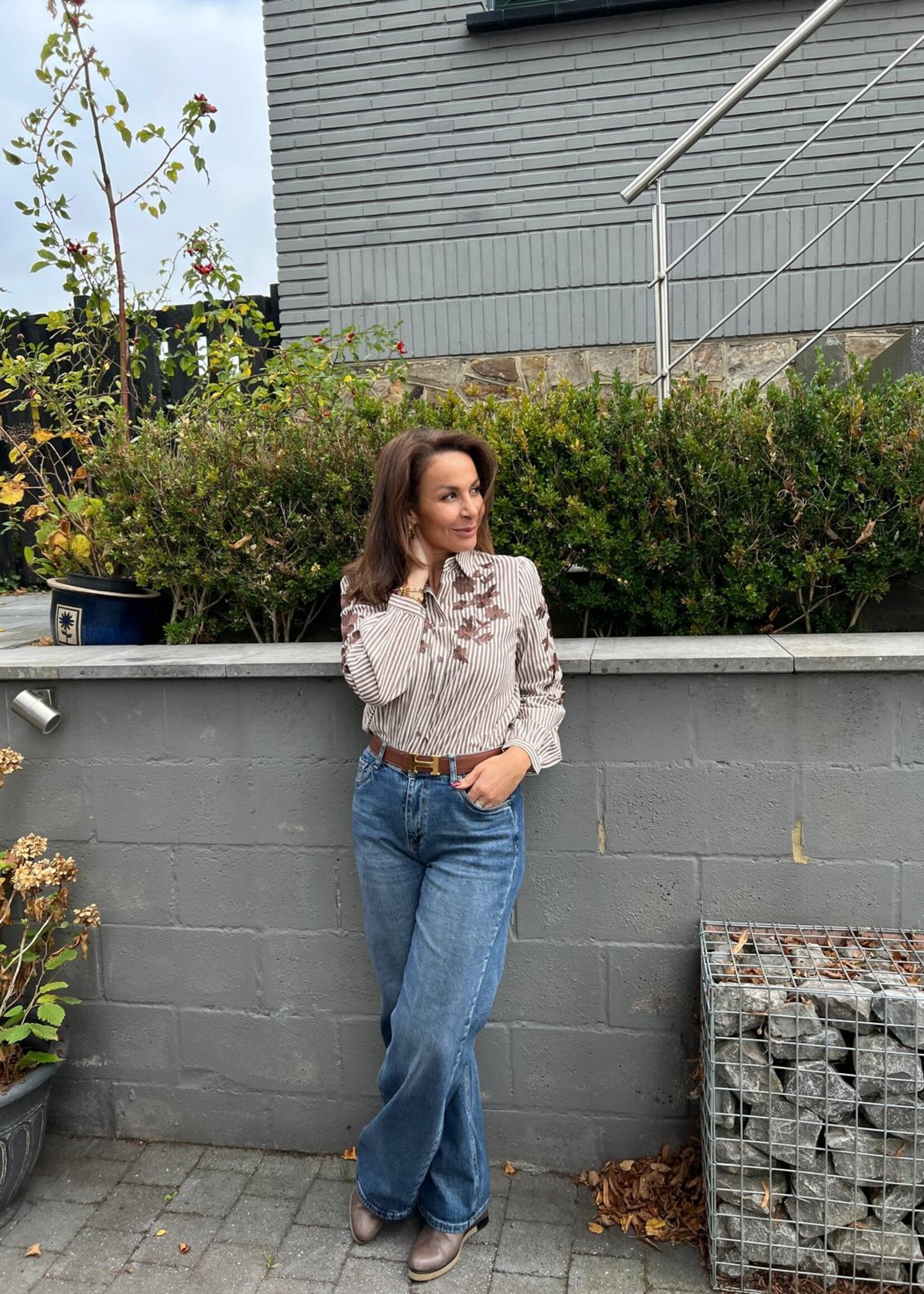 Gestreepte Bruin-Witte Blouse met Geborduurde Bloemen