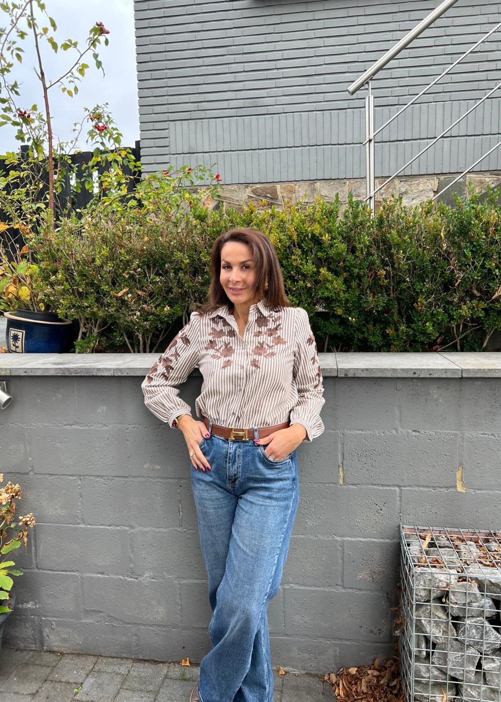 Gestreepte Bruin-Witte Blouse met Geborduurde Bloemen