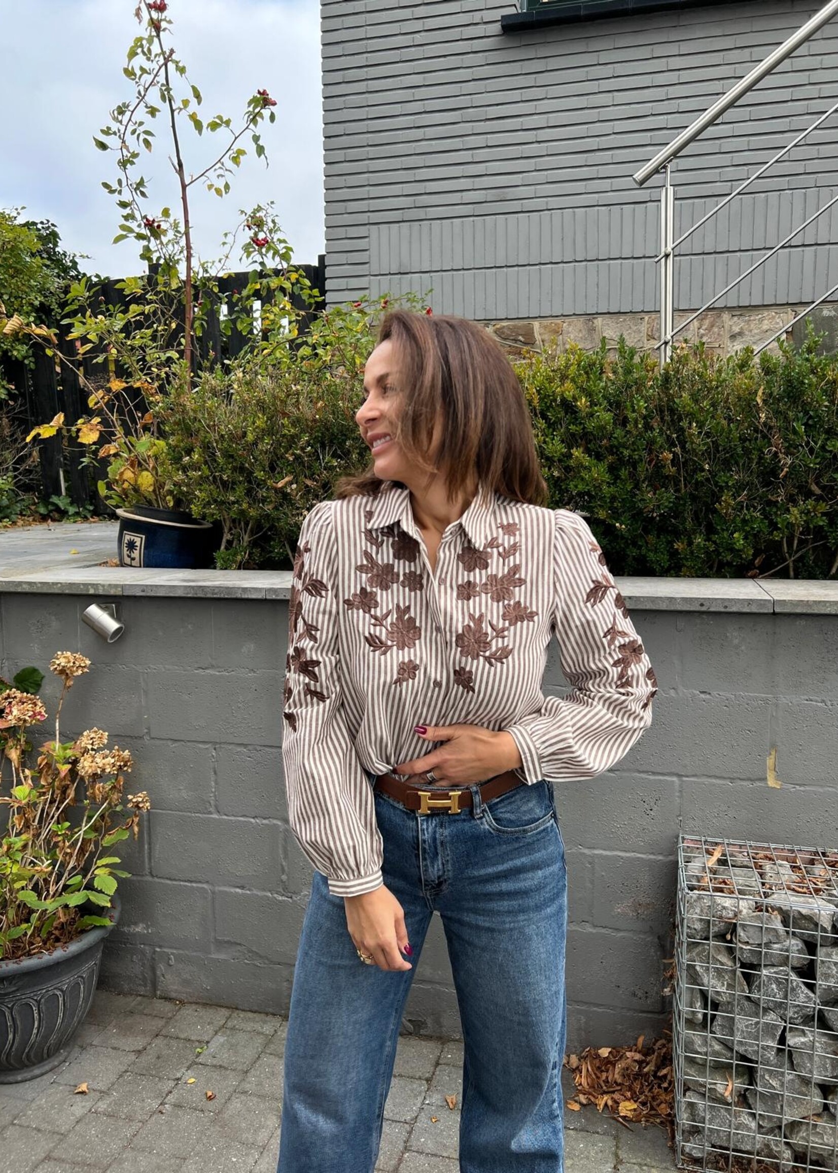 Chemise Lignée Marron & Blanche à Broderies Florales