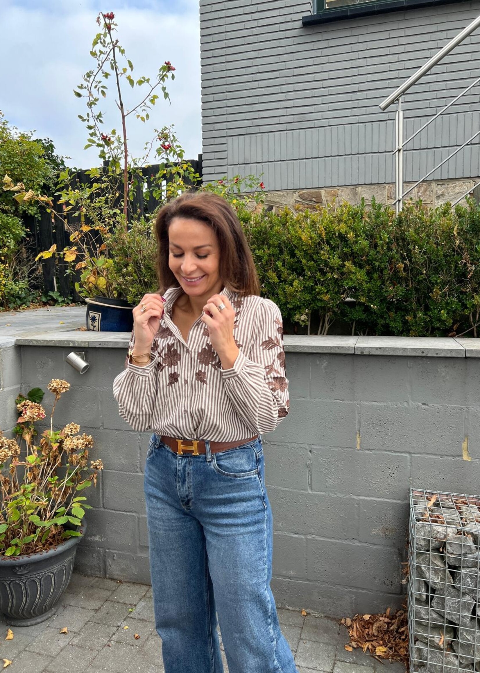 Gestreepte Bruin-Witte Blouse met Geborduurde Bloemen