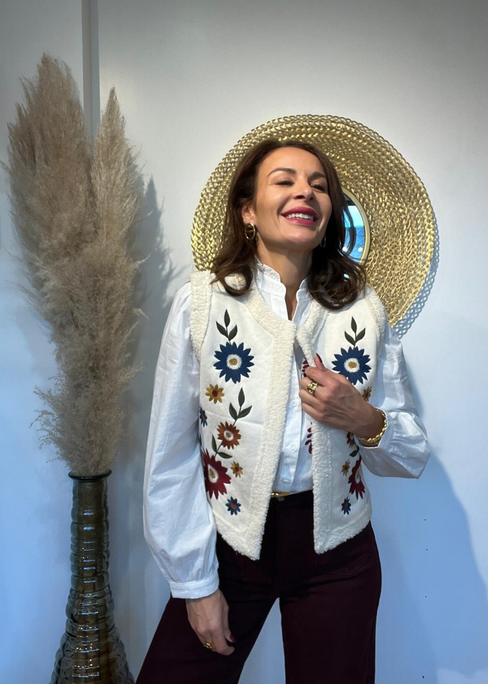 Mouwloos Teddy Gilet Ecru – Met Bloemenborduursel