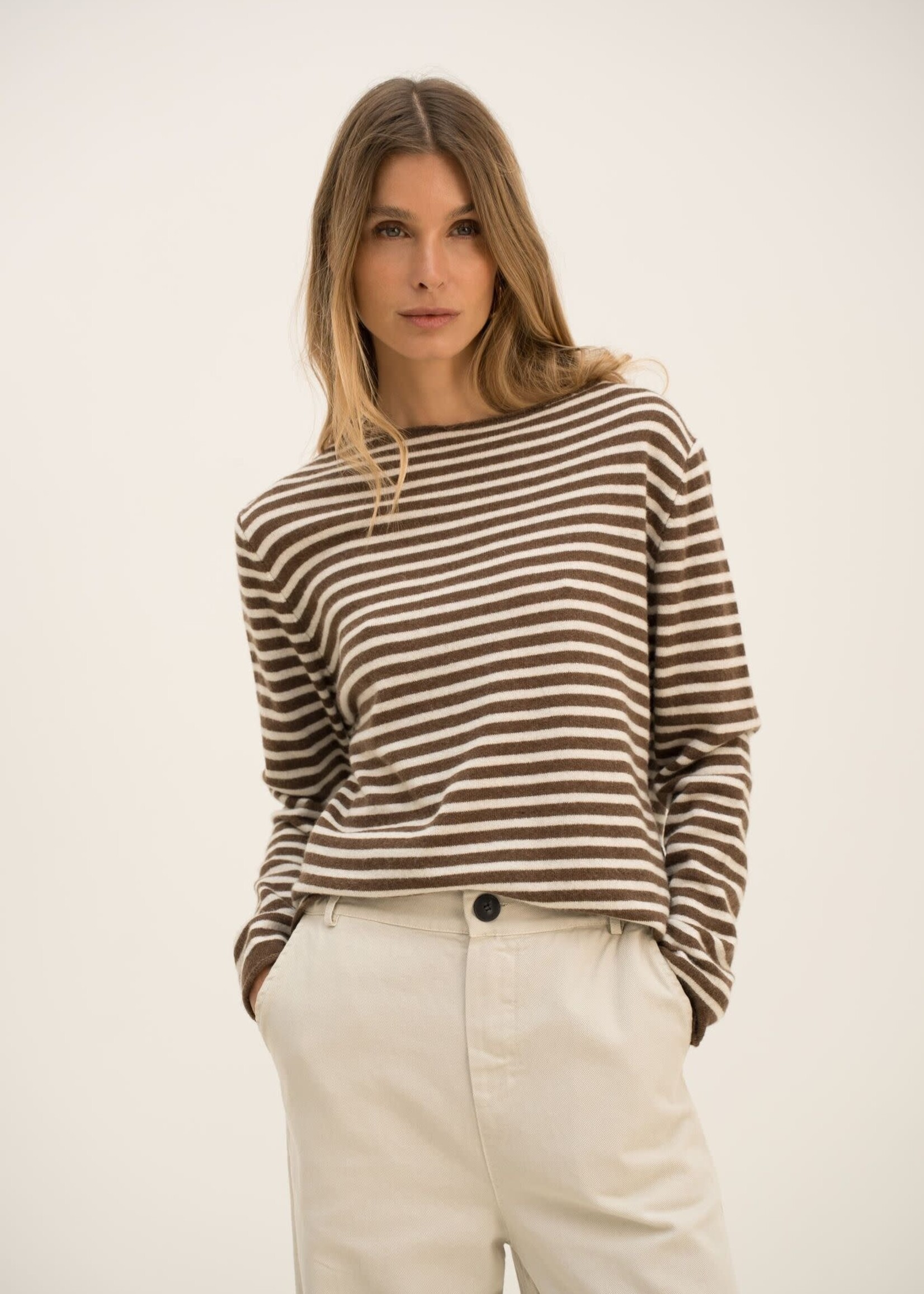 LICHTE GESTREEPTE TRUI - BOOTHALS - ONE SIZE CHOCO