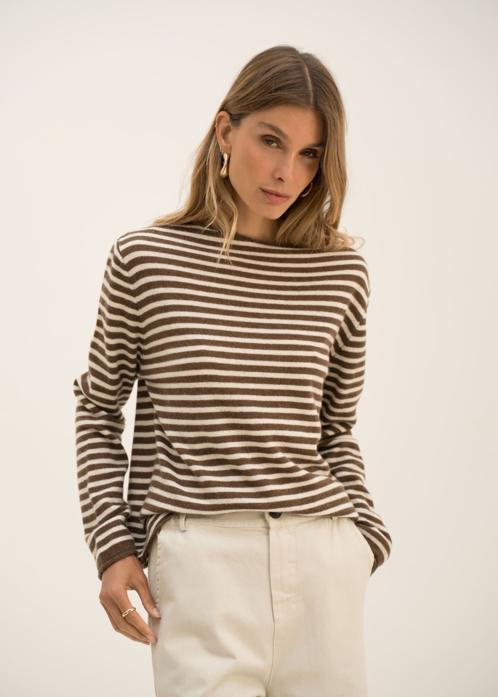 LICHTE GESTREEPTE TRUI - BOOTHALS - ONE SIZE CHOCO