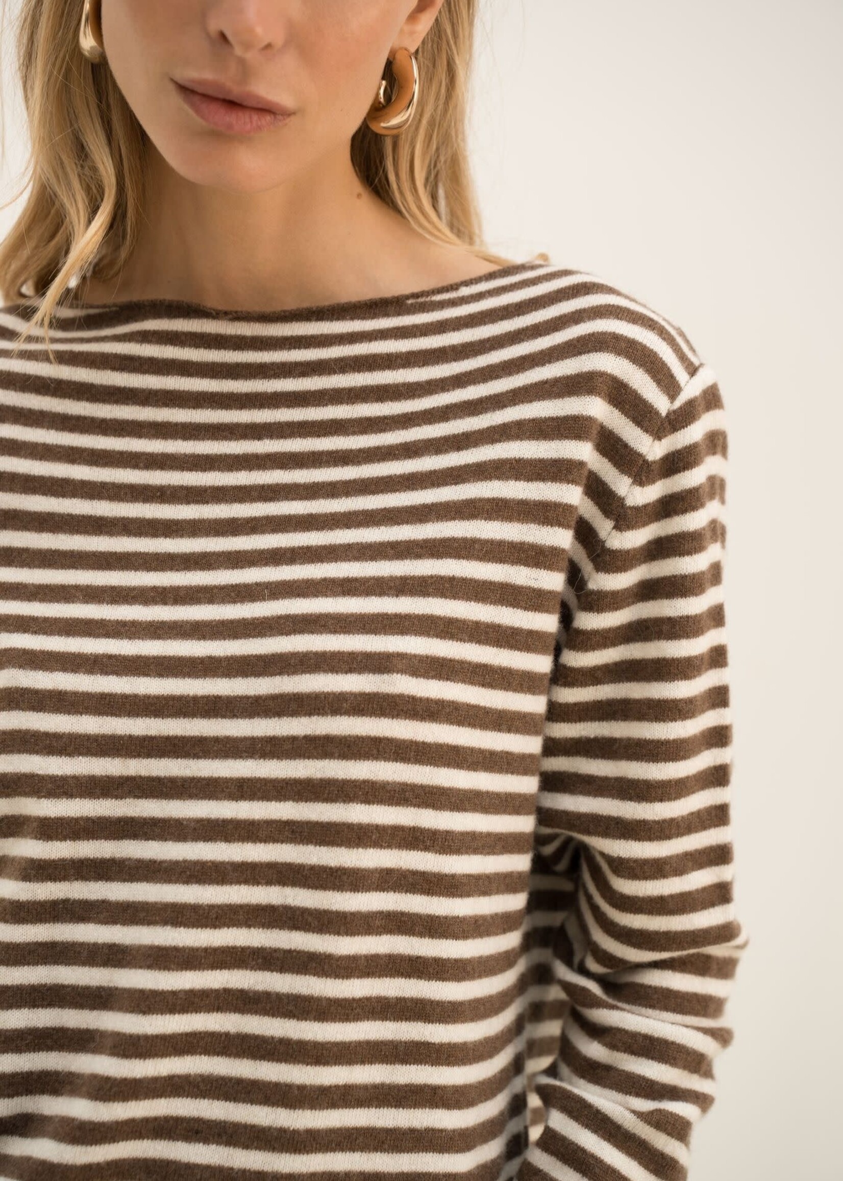 LICHTE GESTREEPTE TRUI - BOOTHALS - ONE SIZE CHOCO