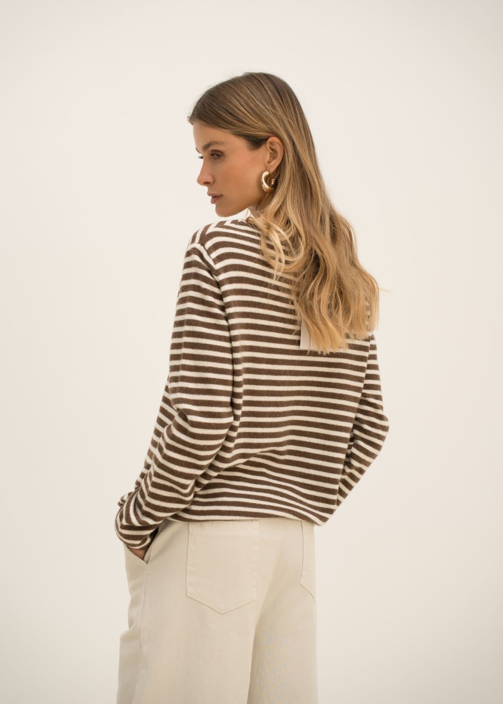 LICHTE GESTREEPTE TRUI - BOOTHALS - ONE SIZE CHOCO