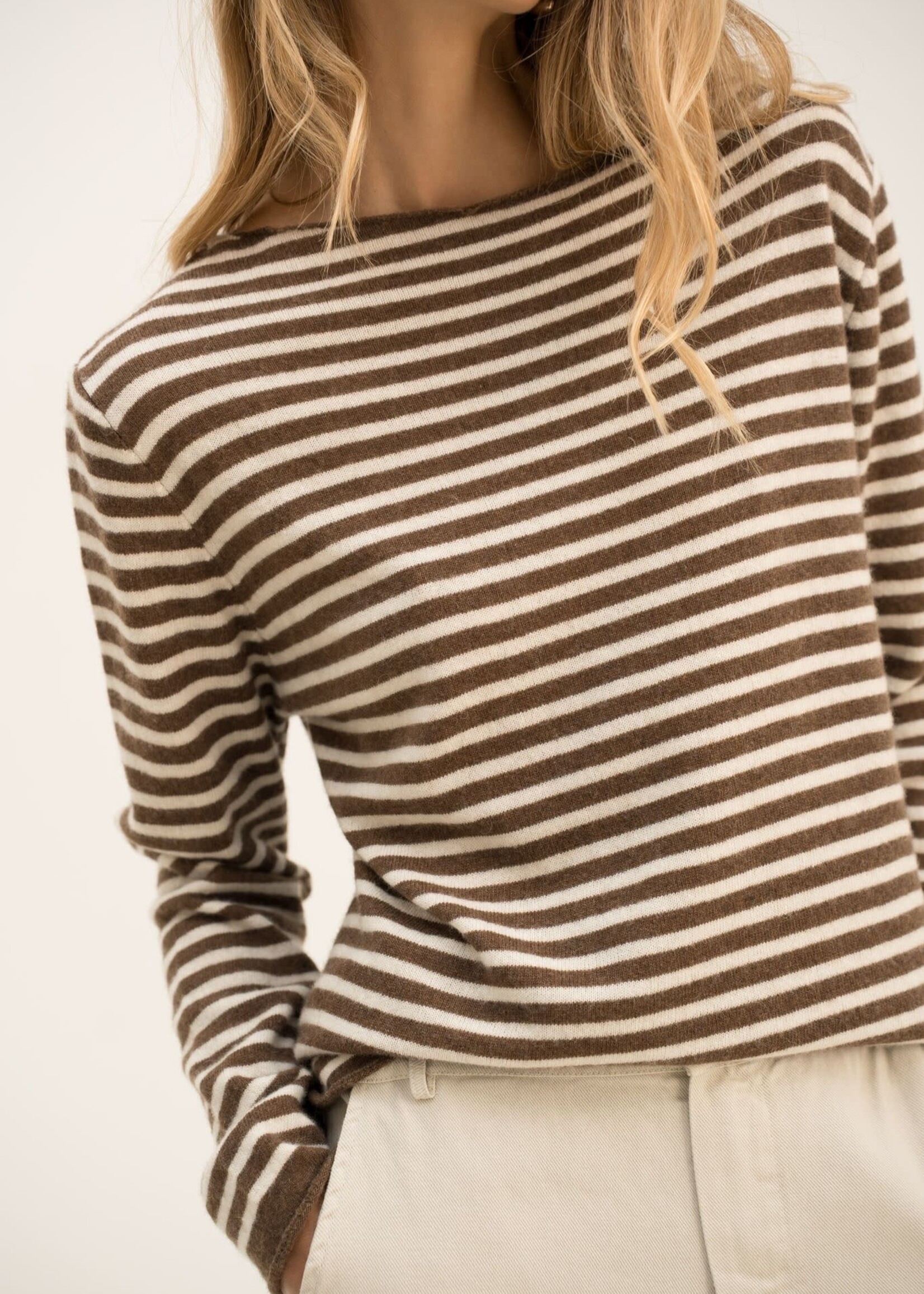 LICHTE GESTREEPTE TRUI - BOOTHALS - ONE SIZE CHOCO