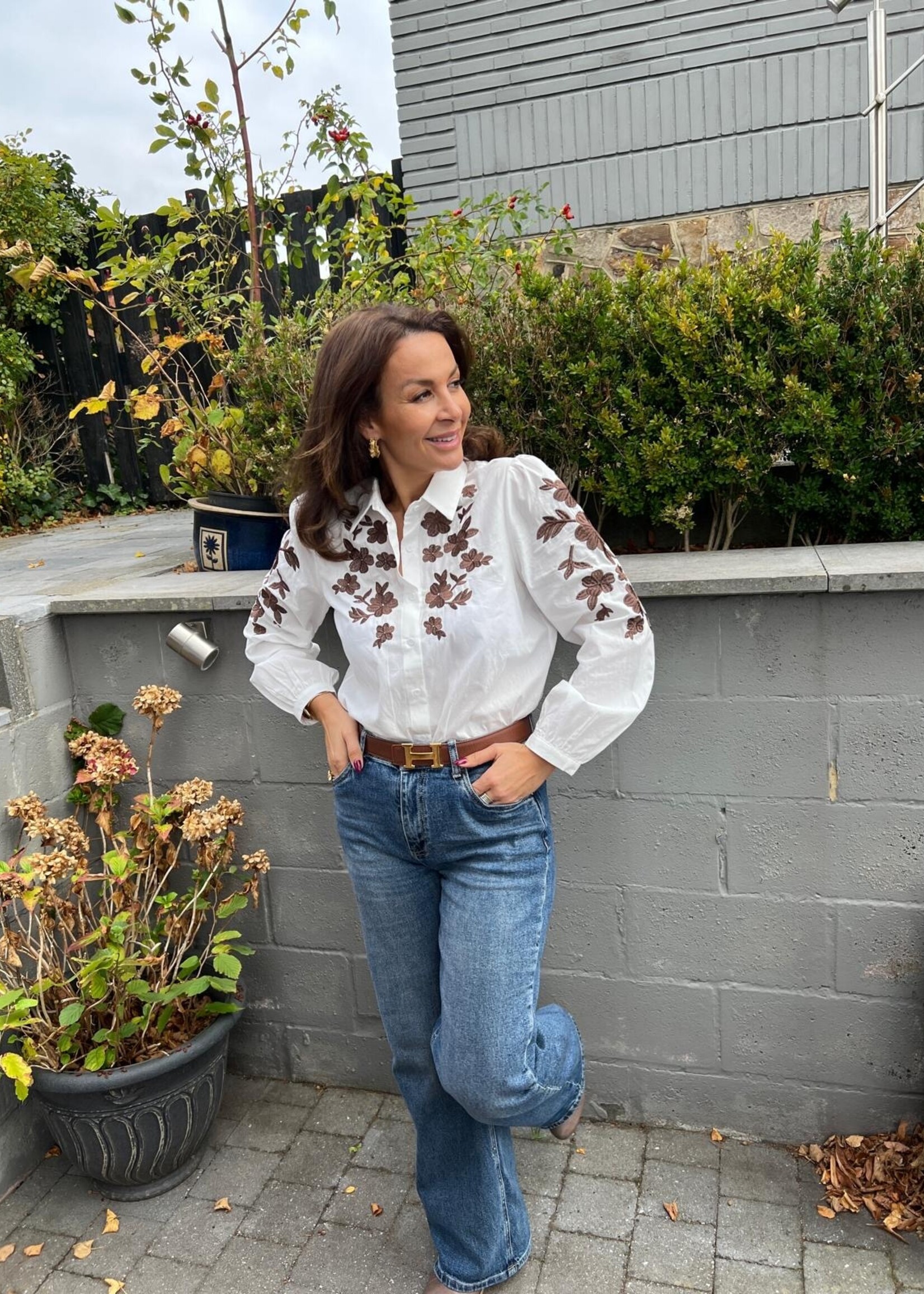 Witte Blouse met Geborduurde Bloemen – Bruin of Bordeaux