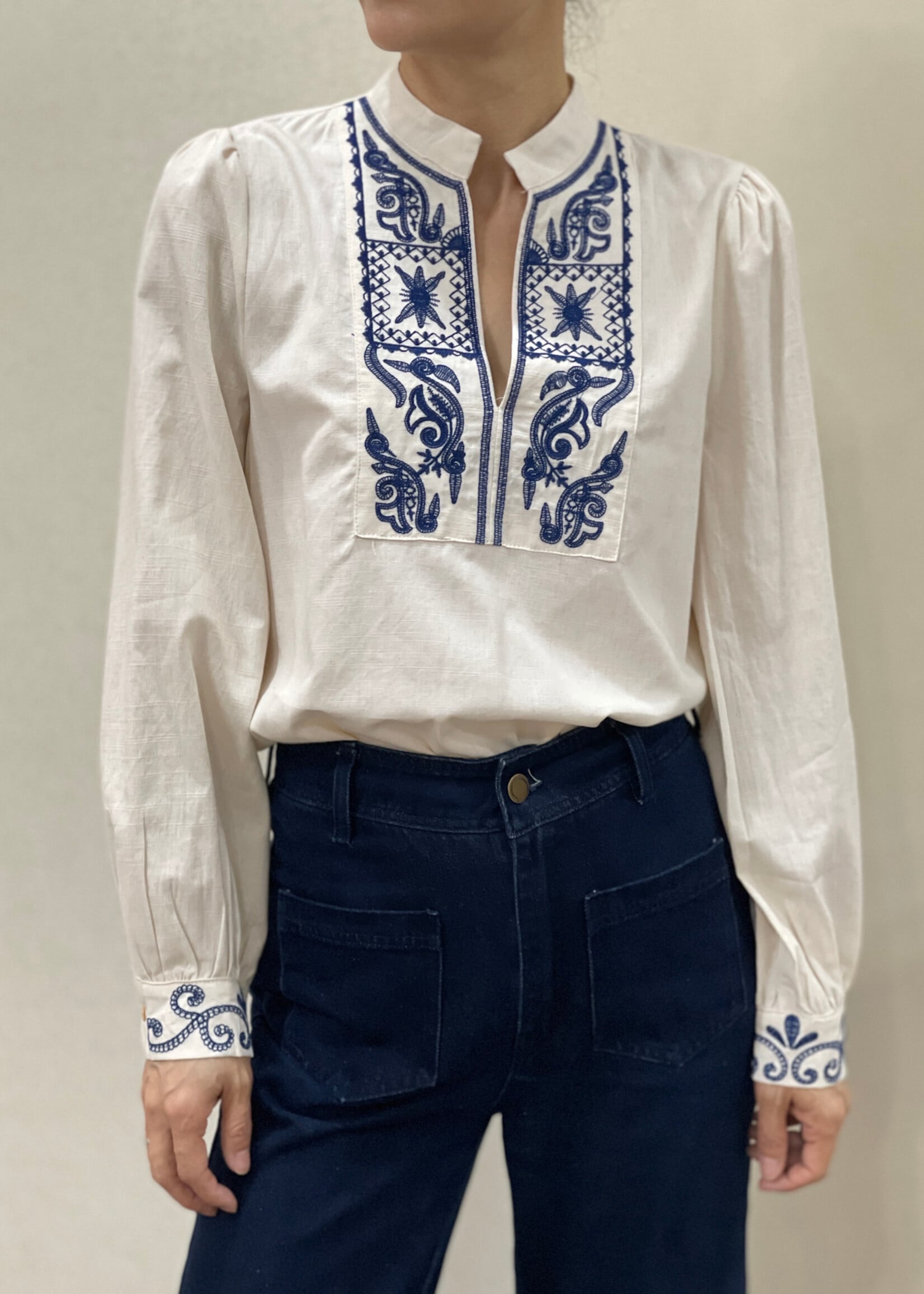 Tunique écru brodée bleu marine – 100% coton