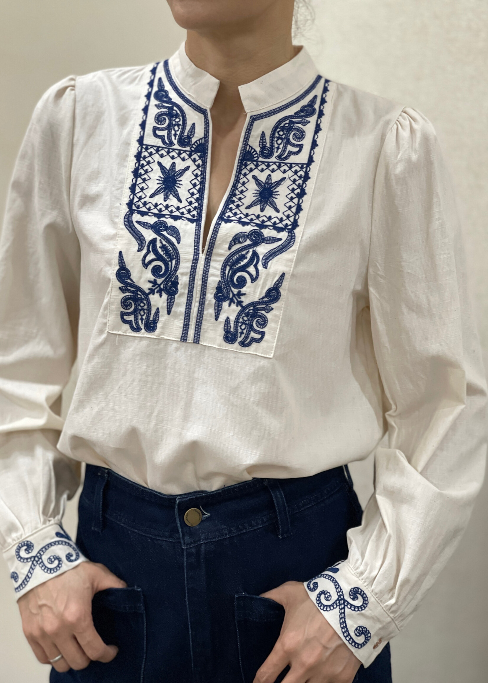 Tunique écru brodée bleu marine – 100% coton