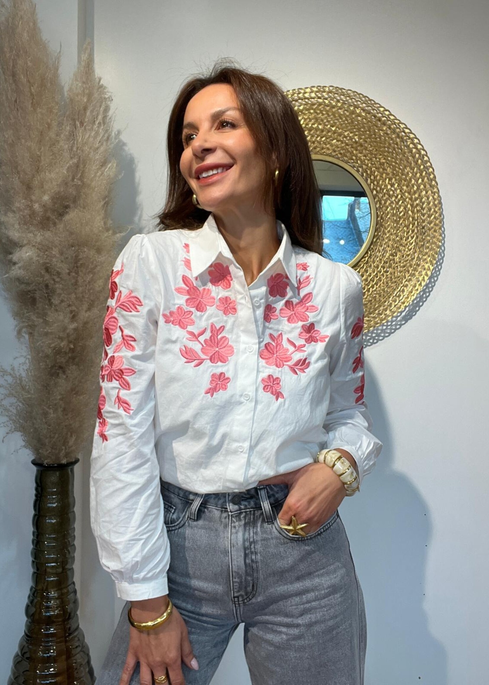 WITTE HEMD MET FLORALE BORDUURSELS OP BORST EN MOUWEN