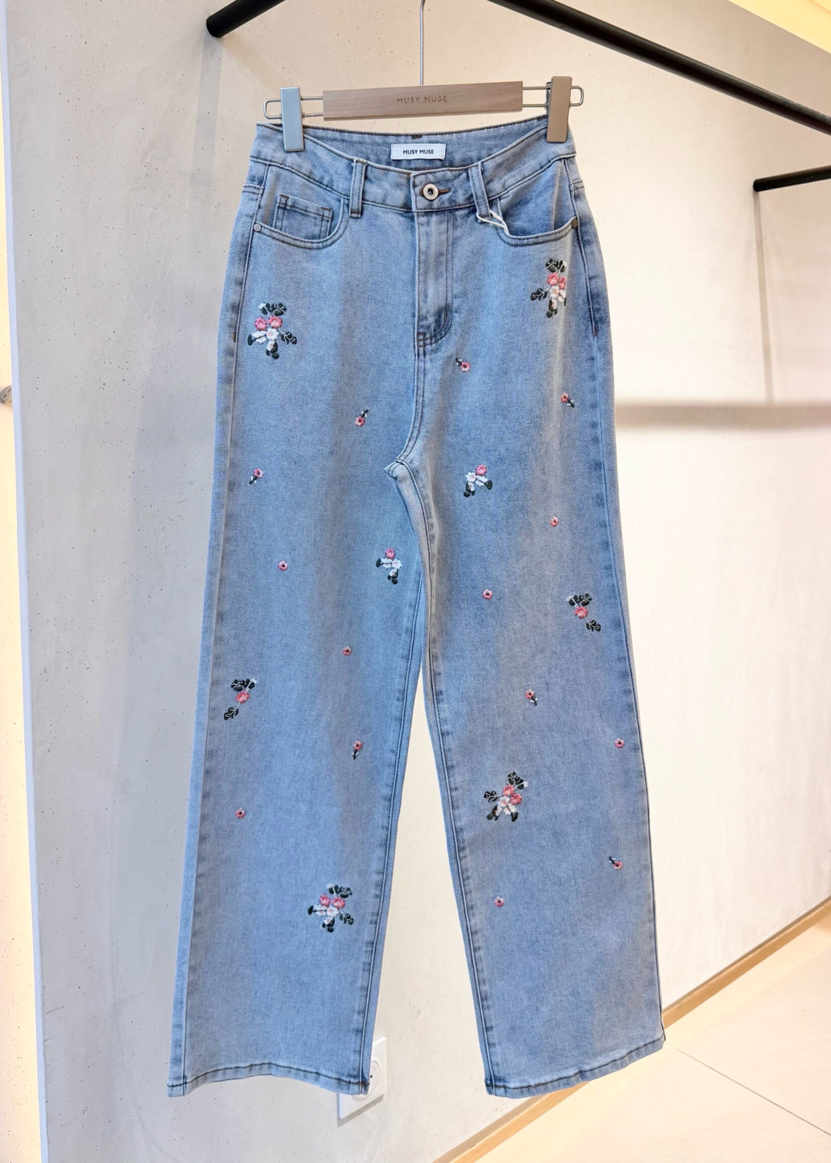 JEAN FLORA A BRODERIE