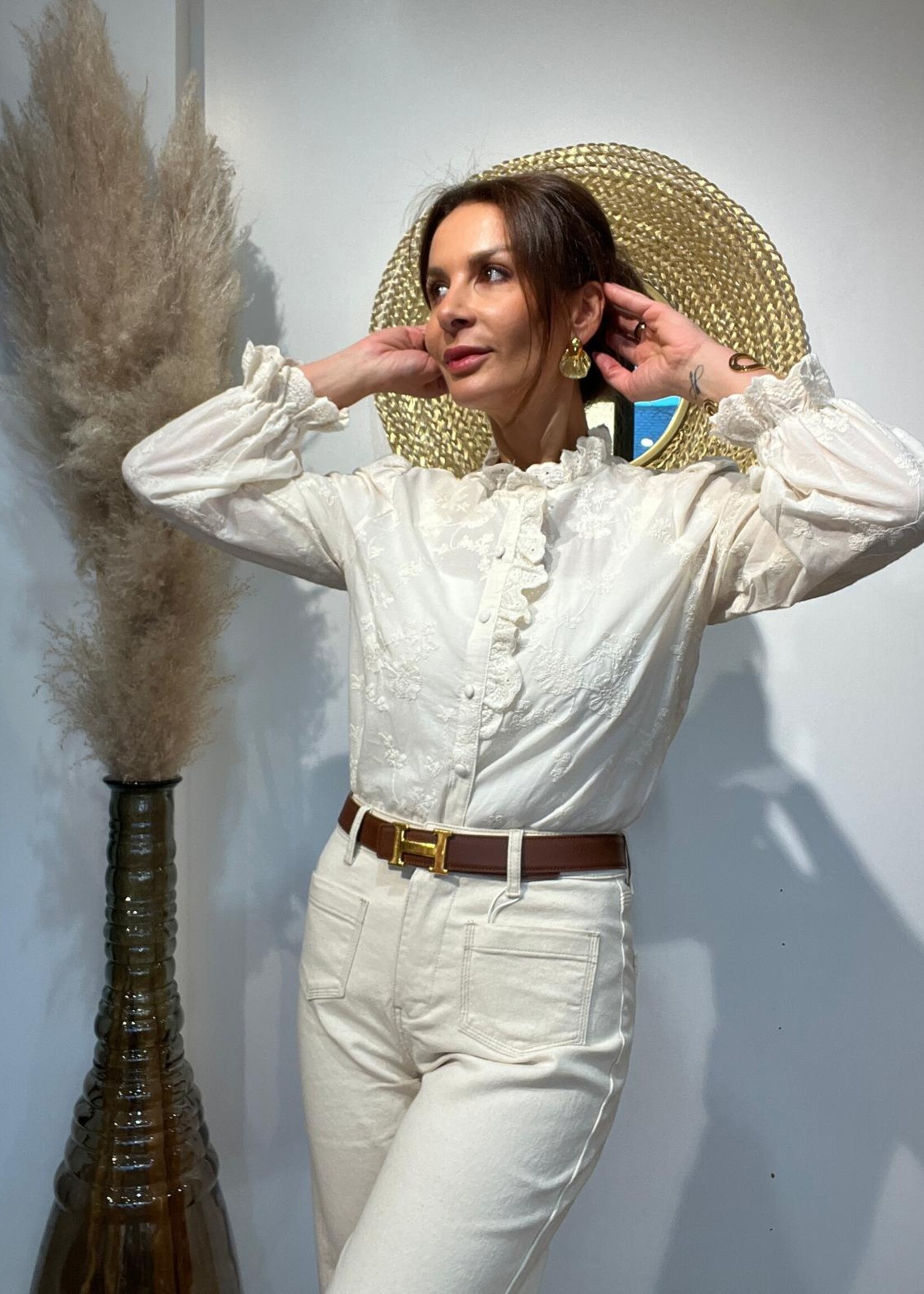 CERISE BLEU Crème Blouse met Borduursel en Kantkraag – Elegant en 100% Katoen