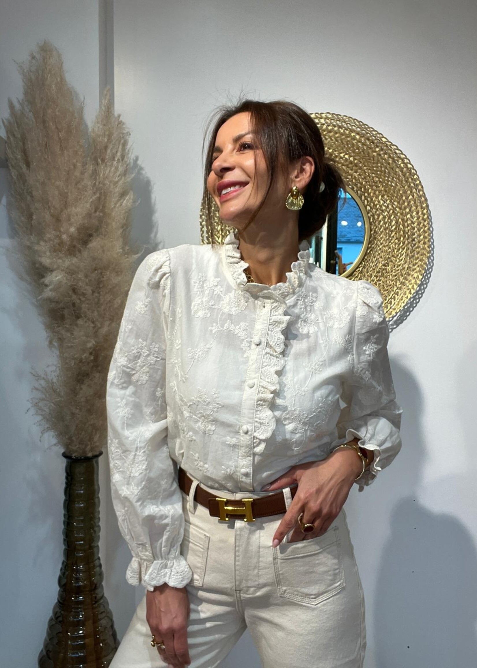 CERISE BLEU Crème Blouse met Borduursel en Kantkraag – Elegant en 100% Katoen