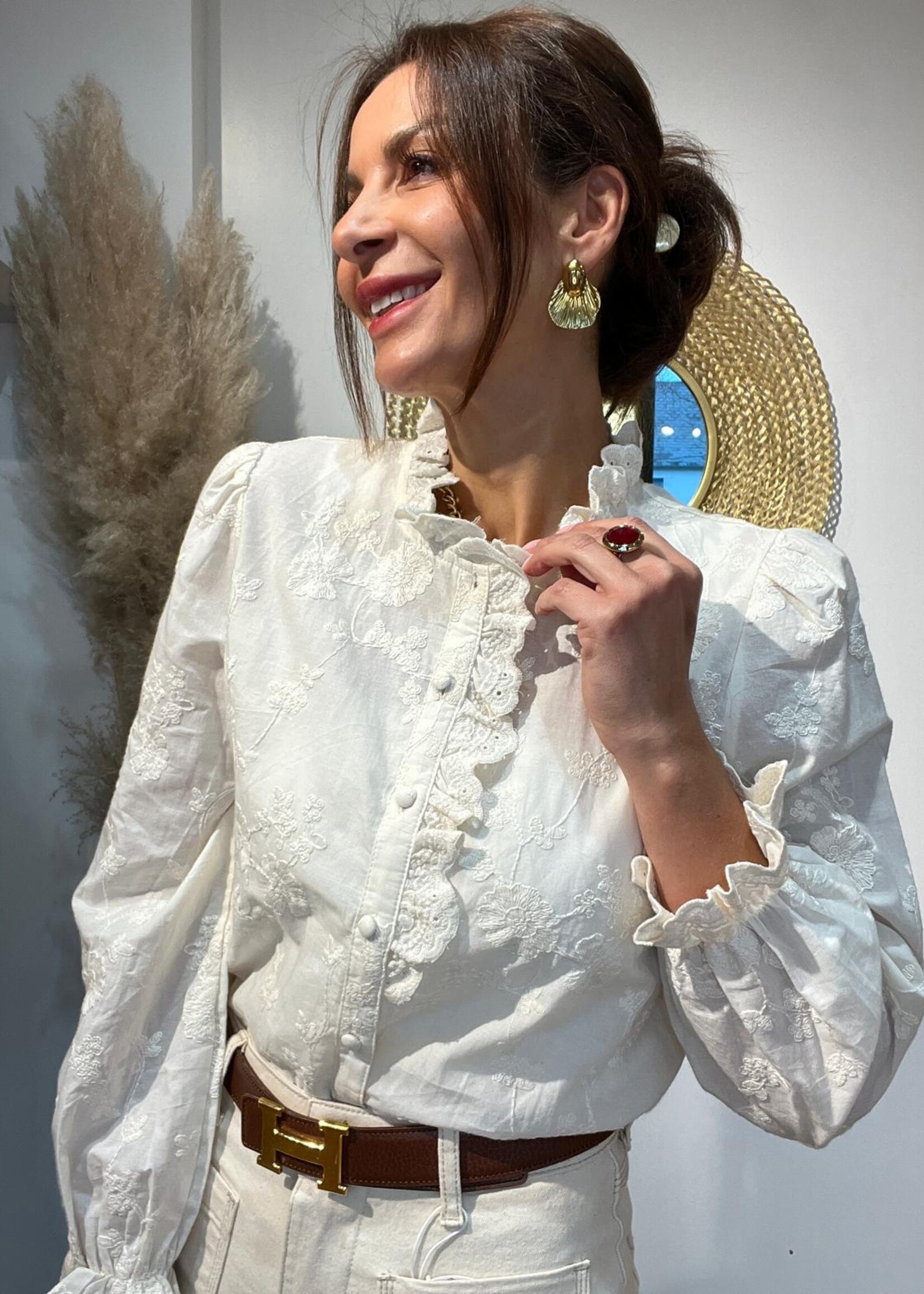 CERISE BLEU Crème Blouse met Borduursel en Kantkraag – Elegant en 100% Katoen