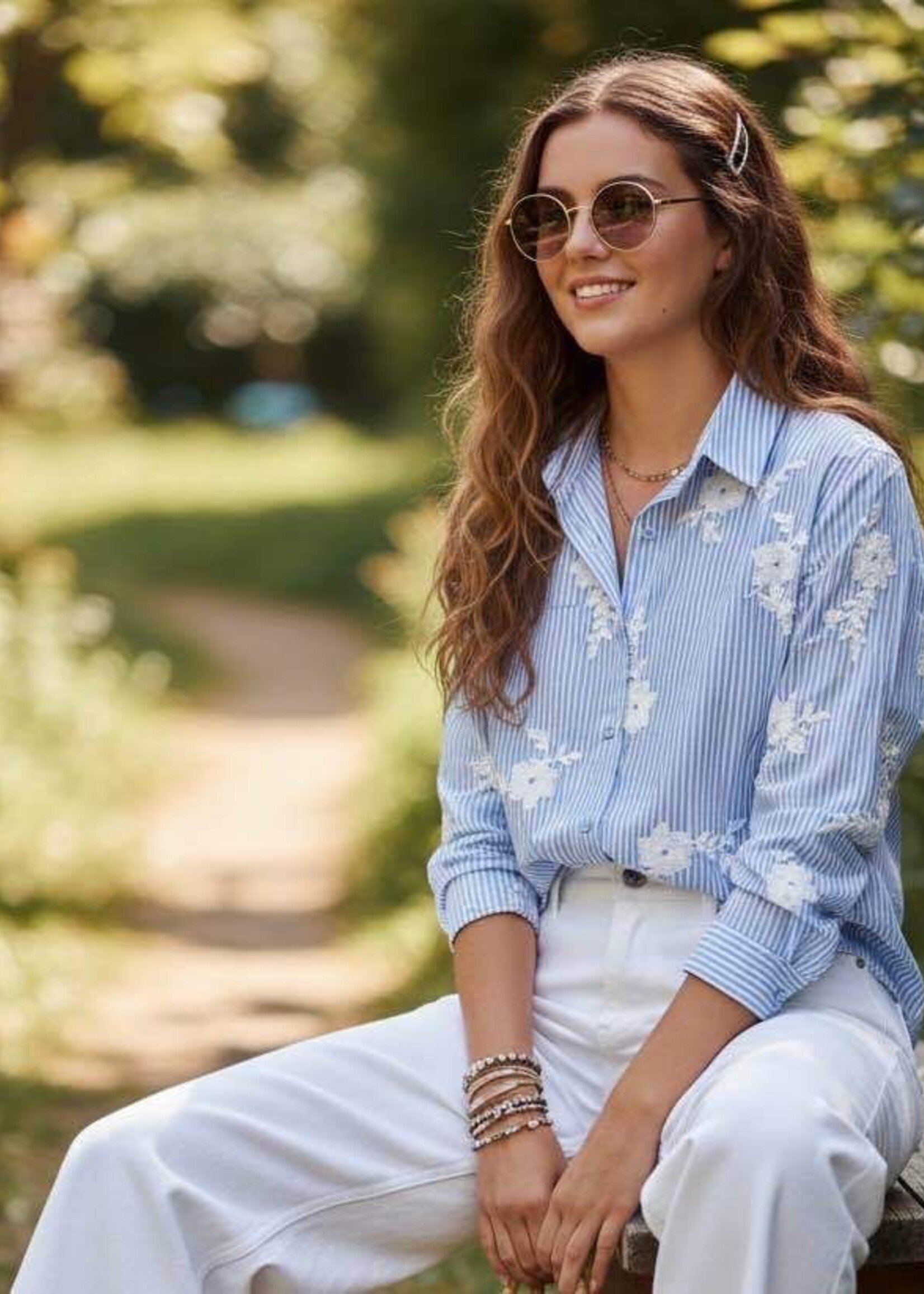 CHEMISE A RAYURES ET BRODERIES