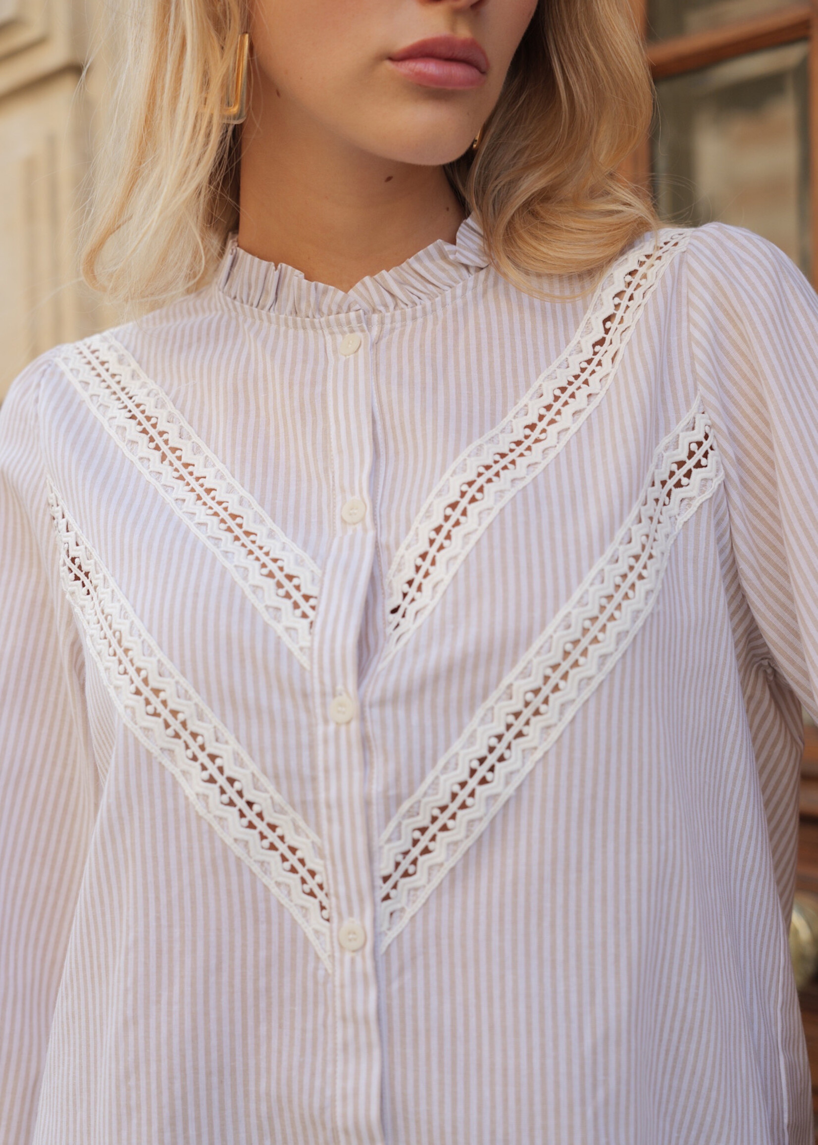 GESTREEPTE TUNIEK MET KANT IN DE RUG