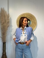 WITTE HEMD MET FLORALE BORDUURSELS OP BORST EN MOUWEN